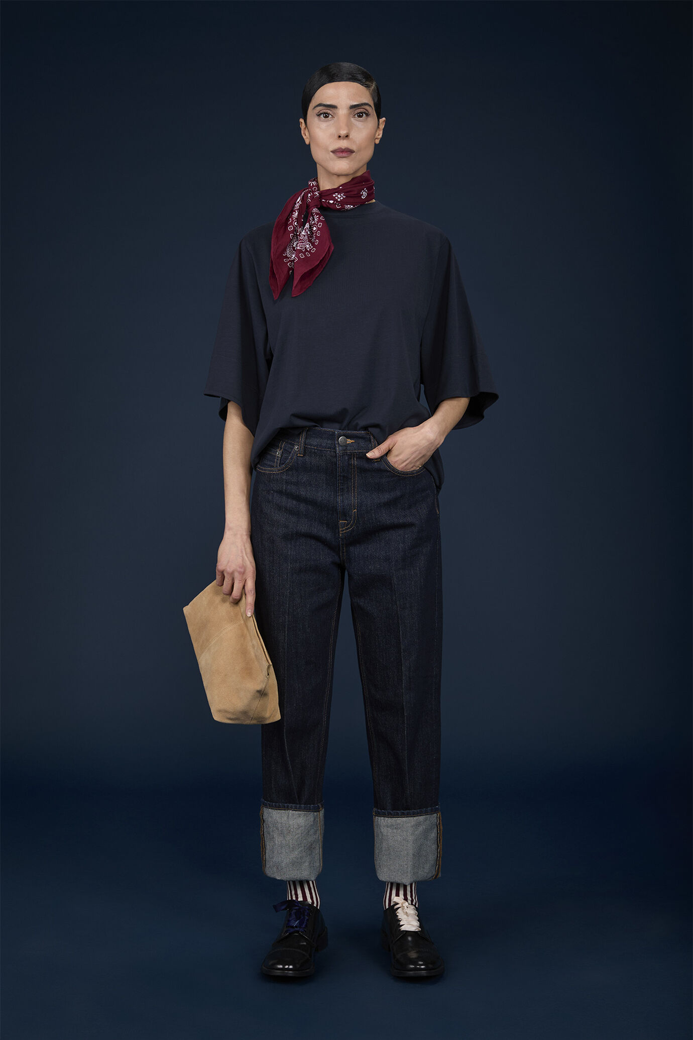 Women's oversized T-shirt with three-quarter sleeves and slits at the bottom