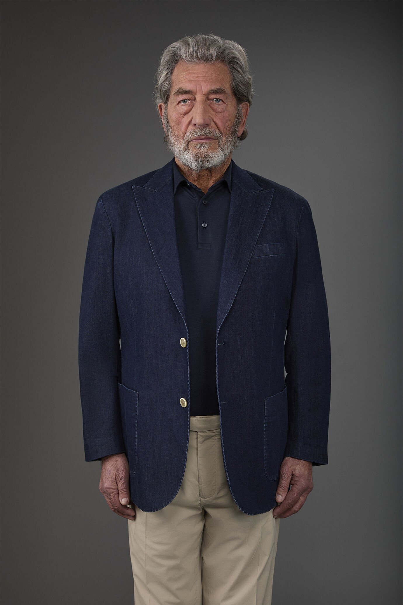 Einreihiges, ungefüttertes Herrensakko mit spitzem Revers, aufgesetzten Taschen und Denim-Effekt.