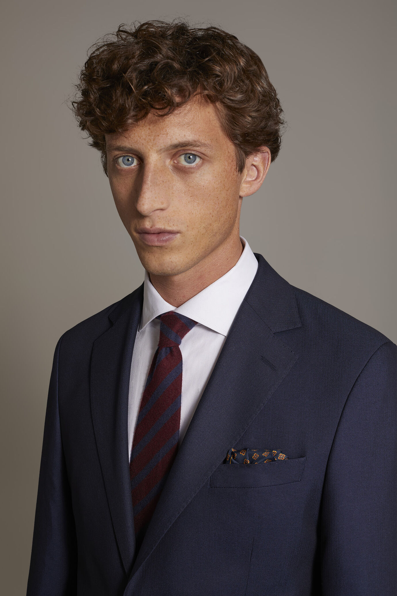 Abito monopetto con pantalone senza pinces tessuto dal disegno spinato image number 3