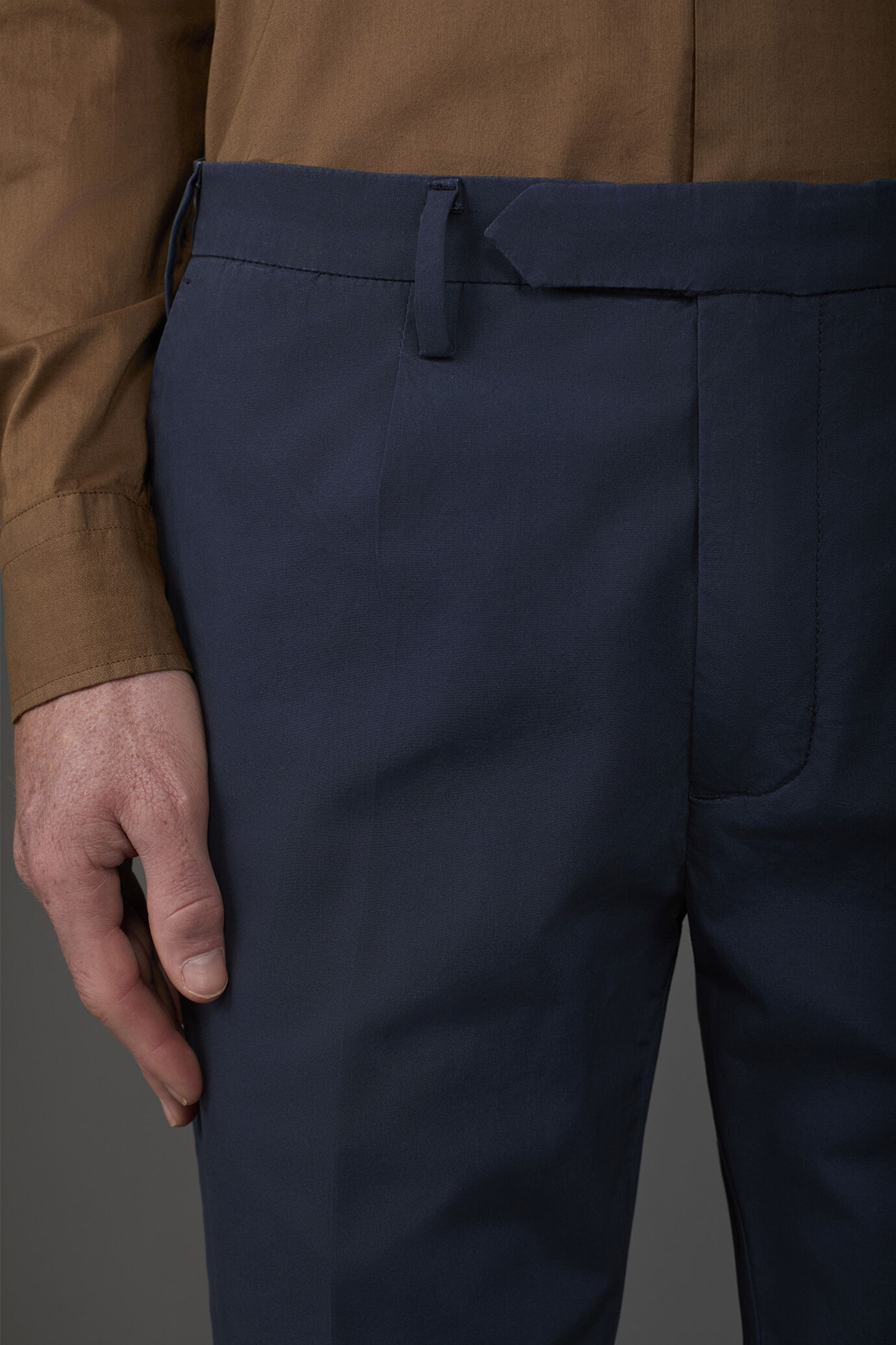 Men's trousers in light cotton with two small pleats and concealed button image number 2