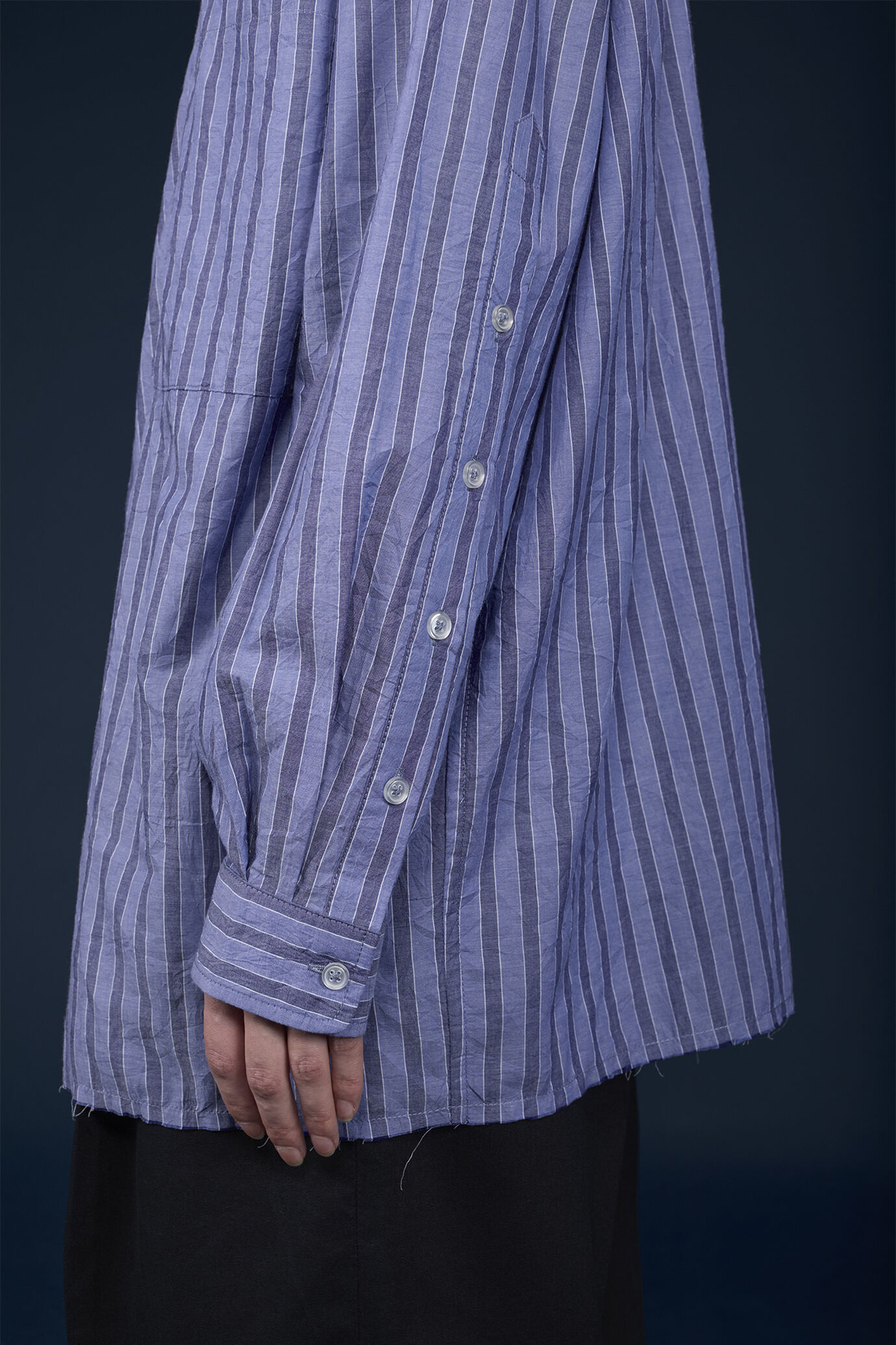 Oversized Damenhemd mit langen Ärmeln, Streifenmuster und unversäumtem Schnitt unten, garngefärbt image number 3