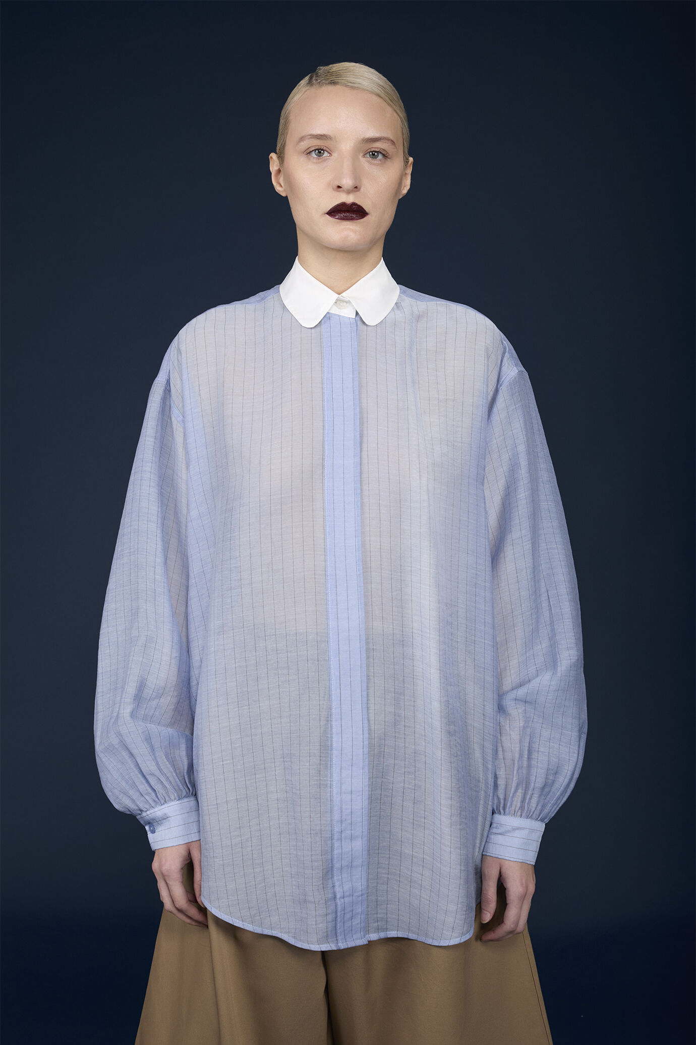 Camicia donna oversized con collo in unito in tessuto trasparente a righe image number 0
