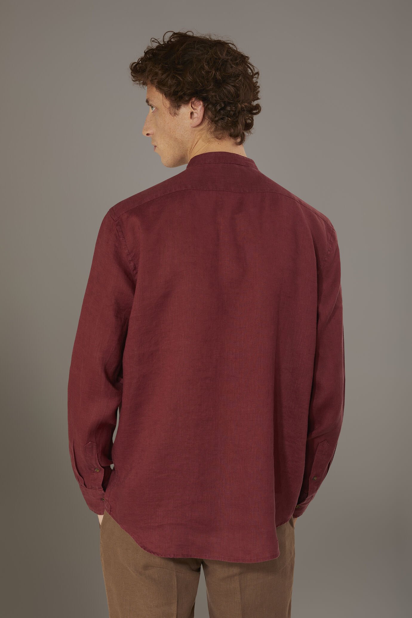 Chemise d&eacute;contract&eacute; col &agrave; la cor&eacute;enne fit confortable 100% lin image number 2