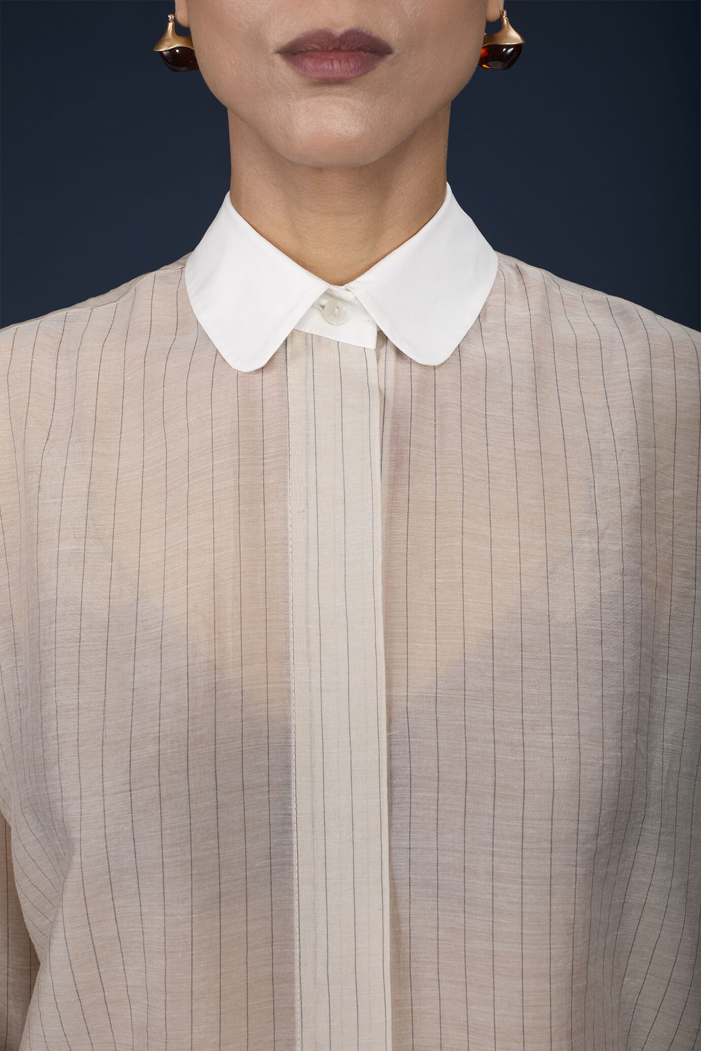 Chemise oversize pour femme, modèle à col uni en tissu rayé transparent image number 2