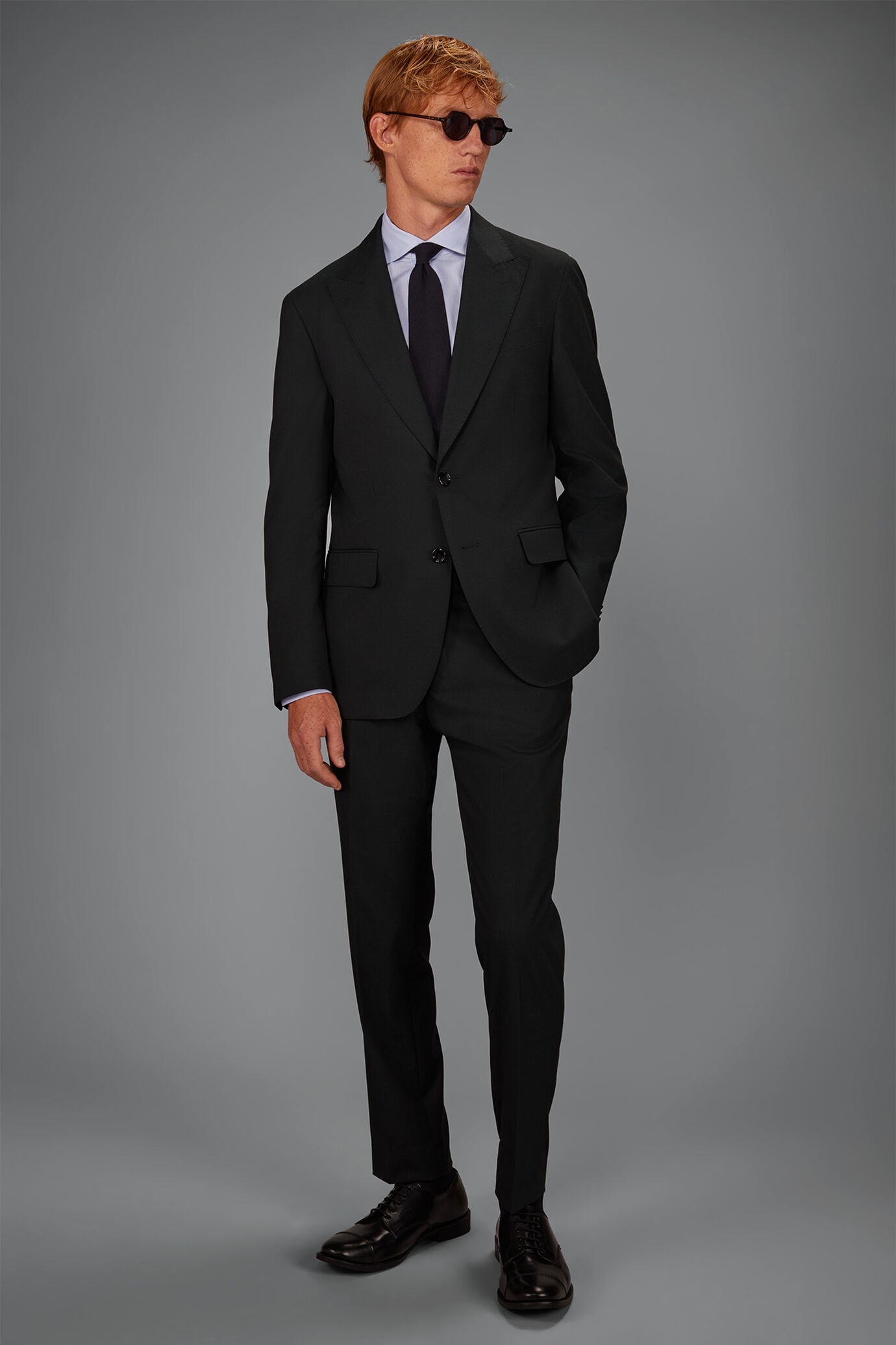 Men's regular fit single-breasted suit in plain fabric
