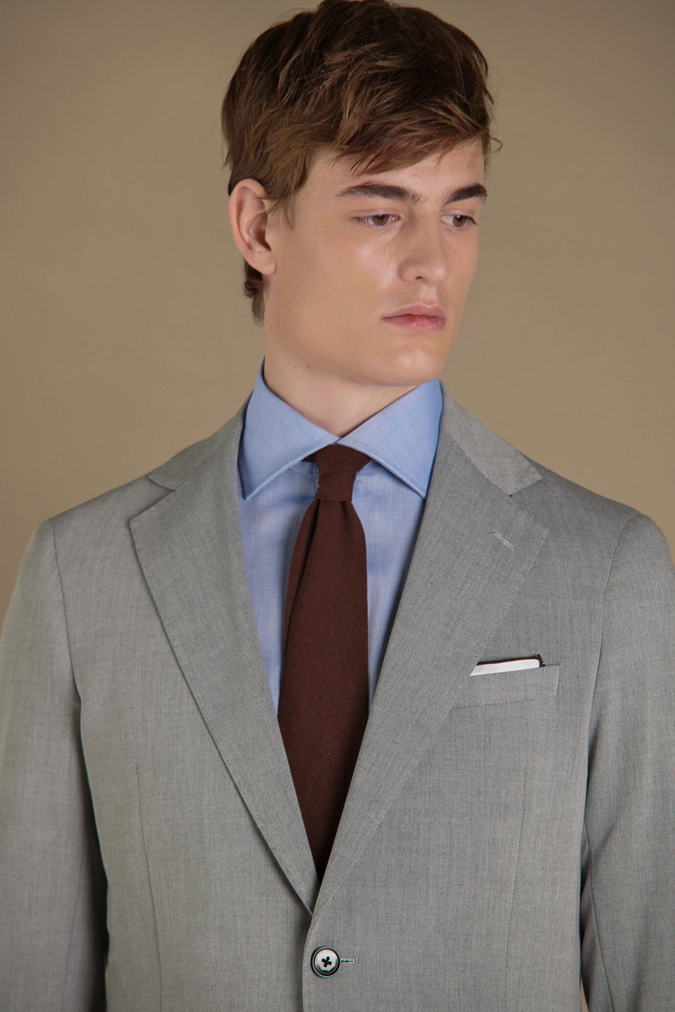 Abito uomo monopetto in grisaglia grigia e pantalone con risvolto image number 2