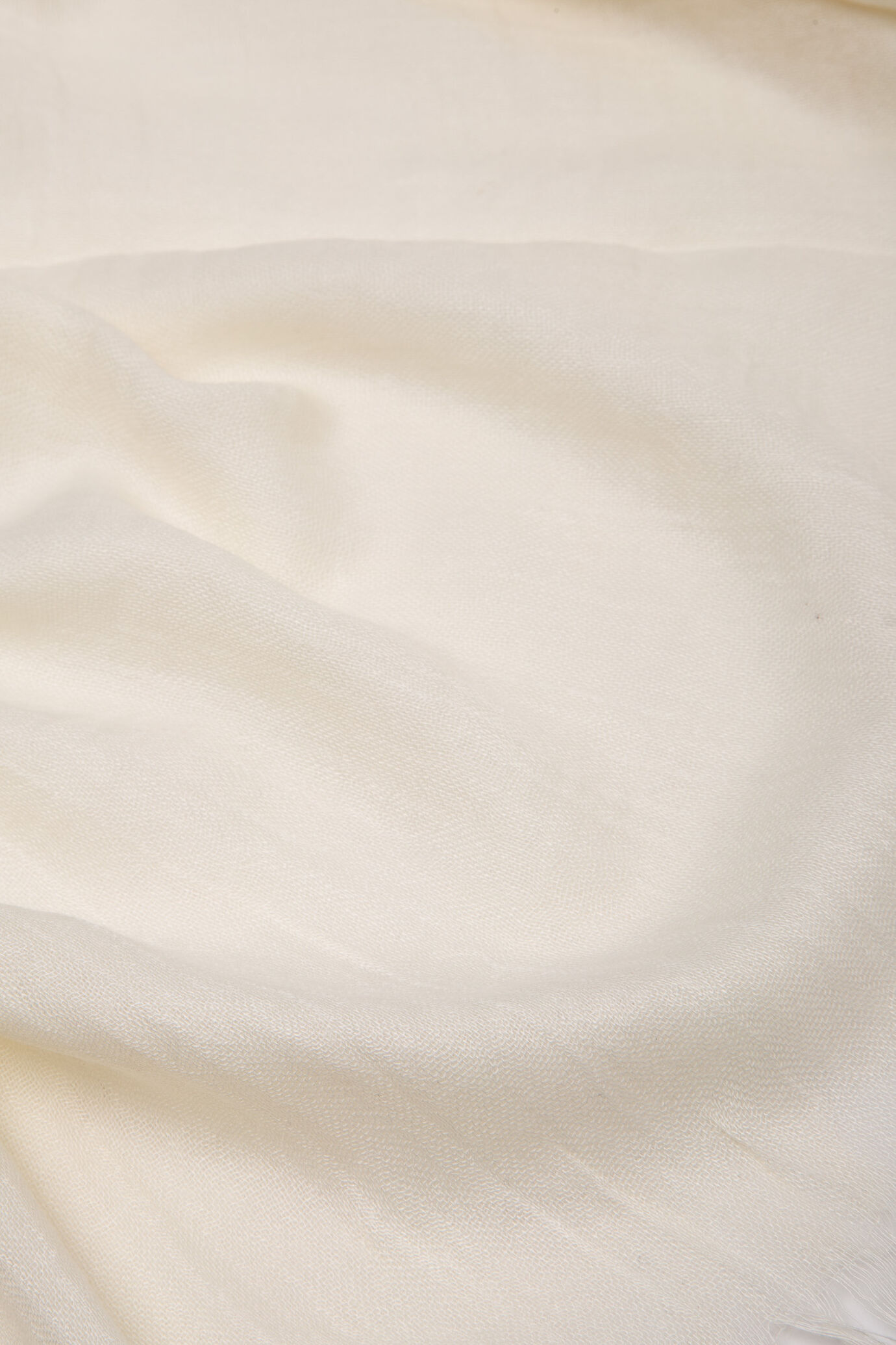 Cotton blend solid colour shawl image number 1