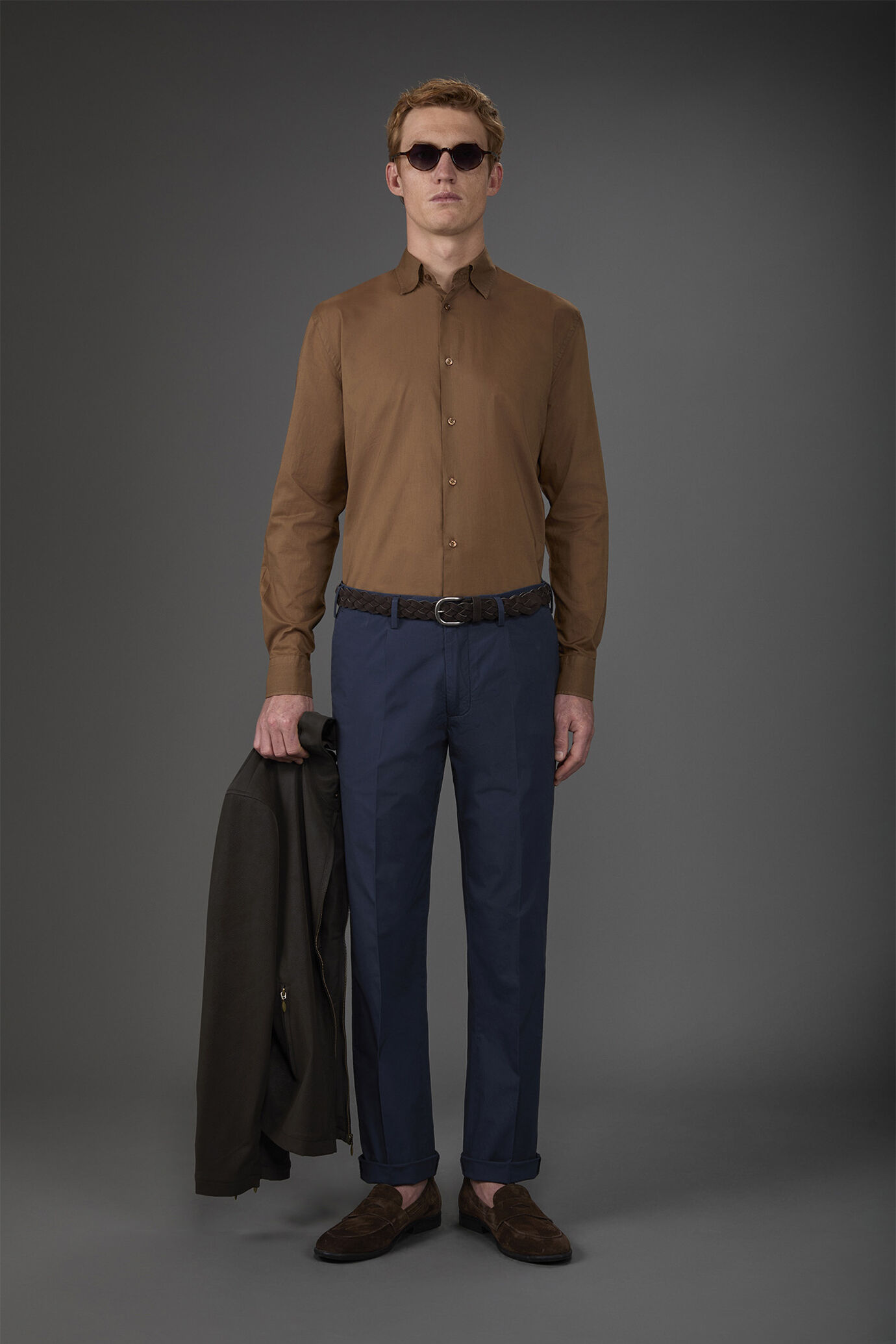 Men's casual shirt with a concealed button down collar in washed muslin fabric 100% cotton image number 2