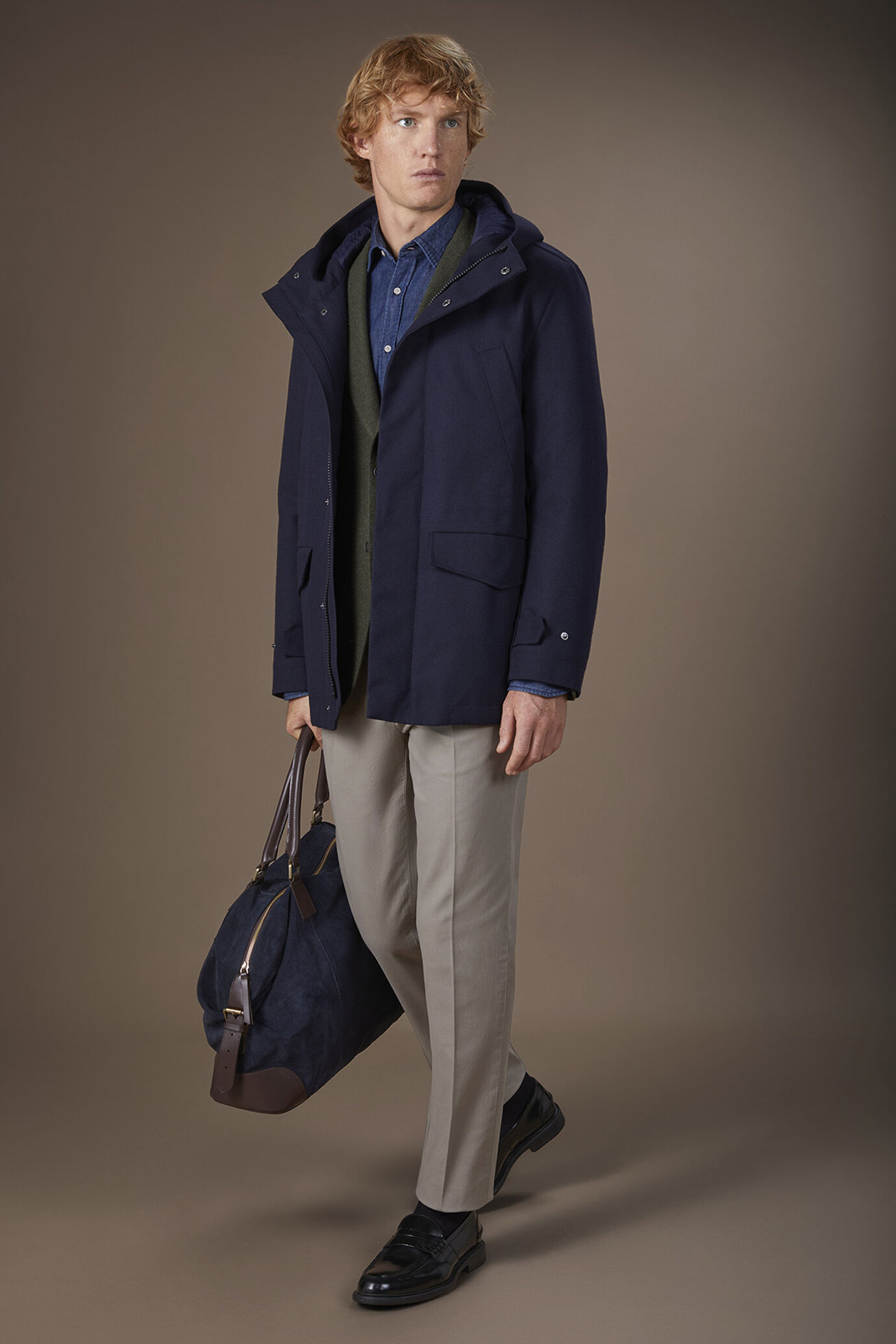 Giacca uomo imbottita con tessuto tecnico e cappuccio regolabile oversize