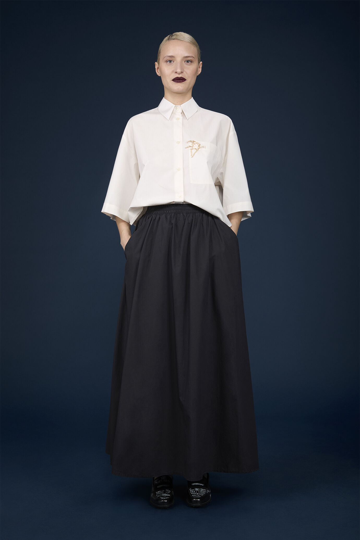 Long flared skirt with elastic waist and side pockets image number 1