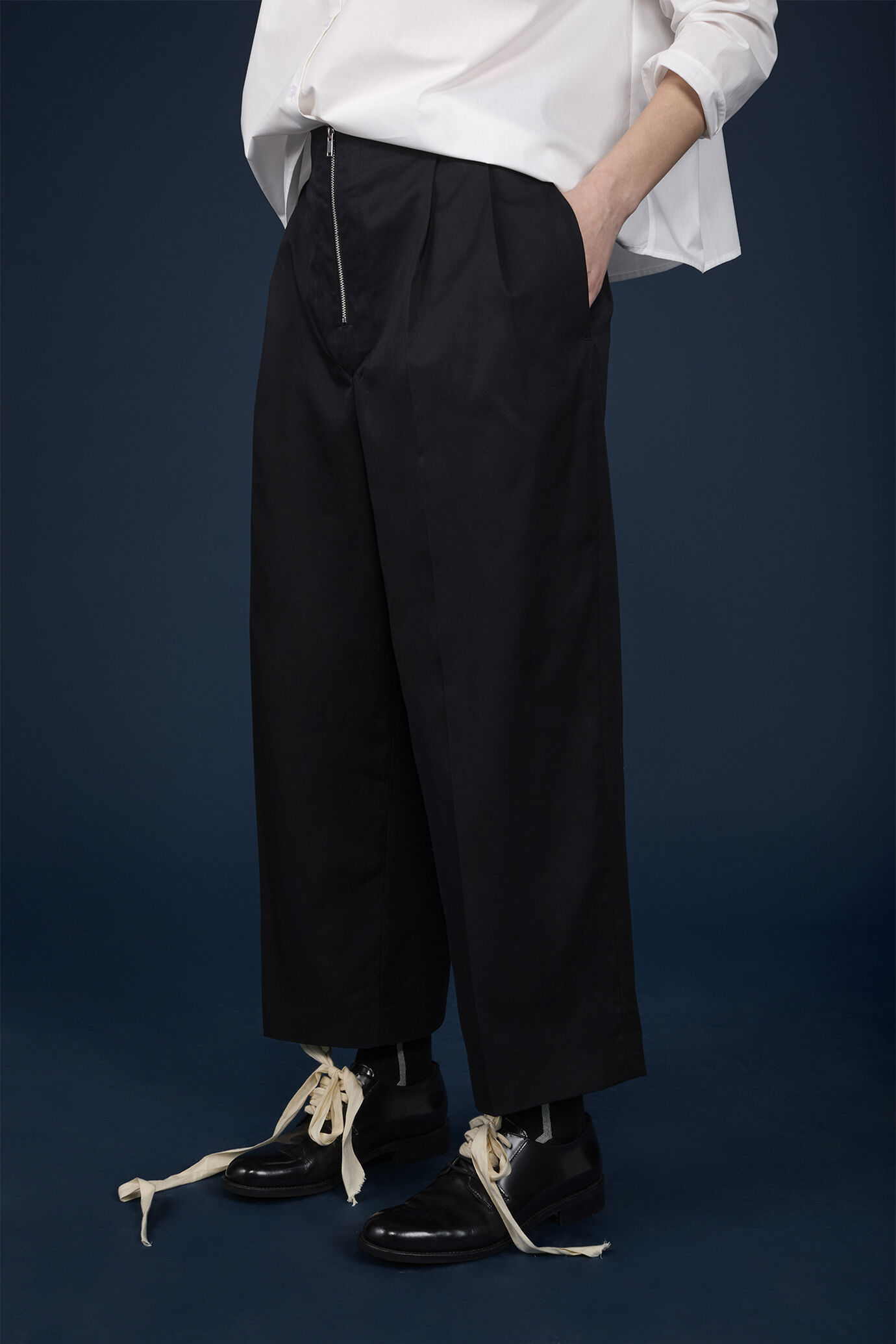 Pantalon carotte femme, modèle large à la taille avec zip apparent, 100 % coton image number 2