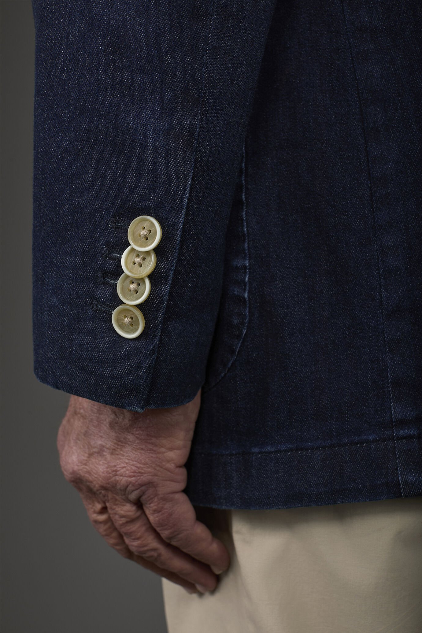 Einreihiges, ungefüttertes Herrensakko mit spitzem Revers, aufgesetzten Taschen und Denim-Effekt. image number 3