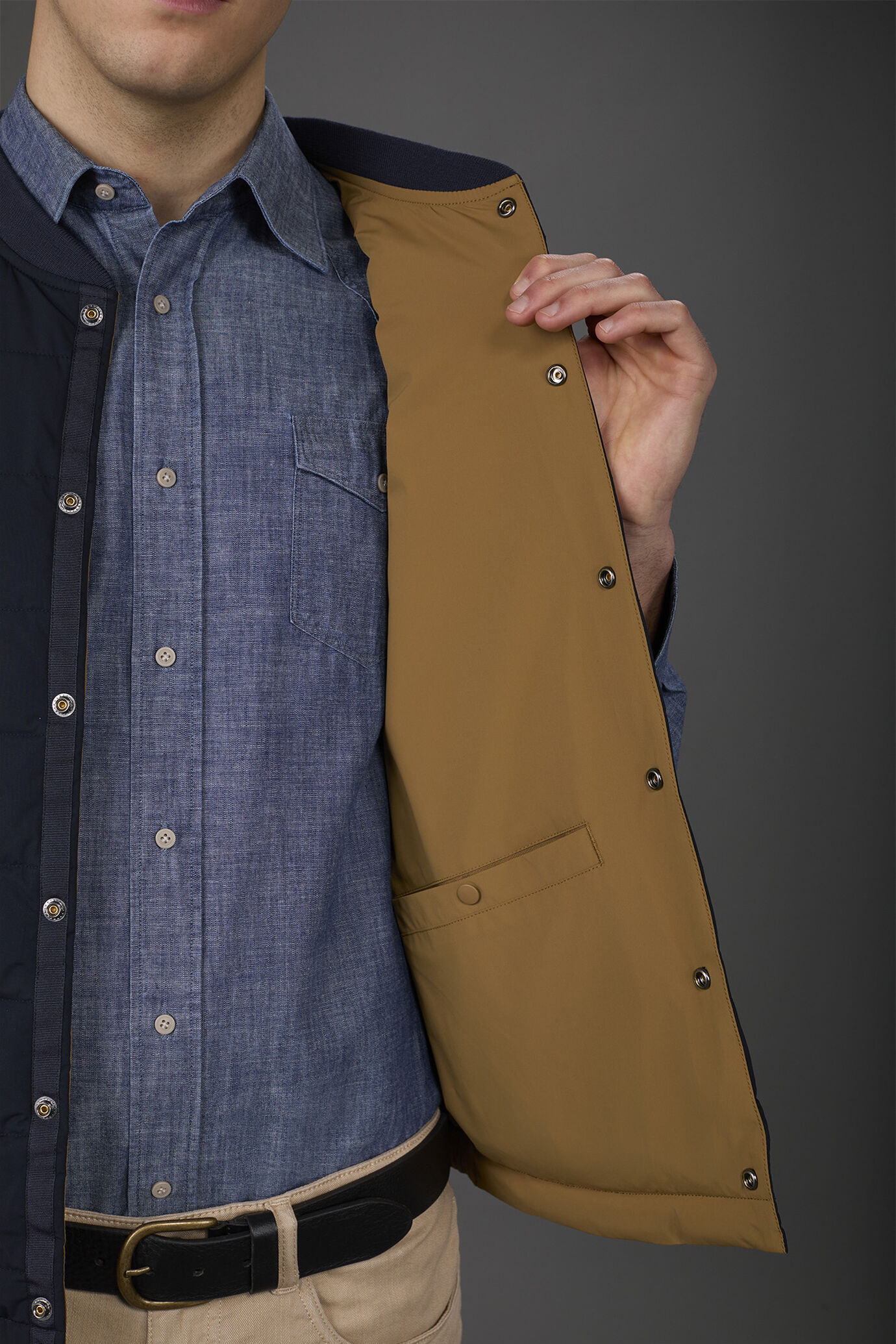 Gilet uomo reversibile bi-colore con imbottitura leggera image number 4