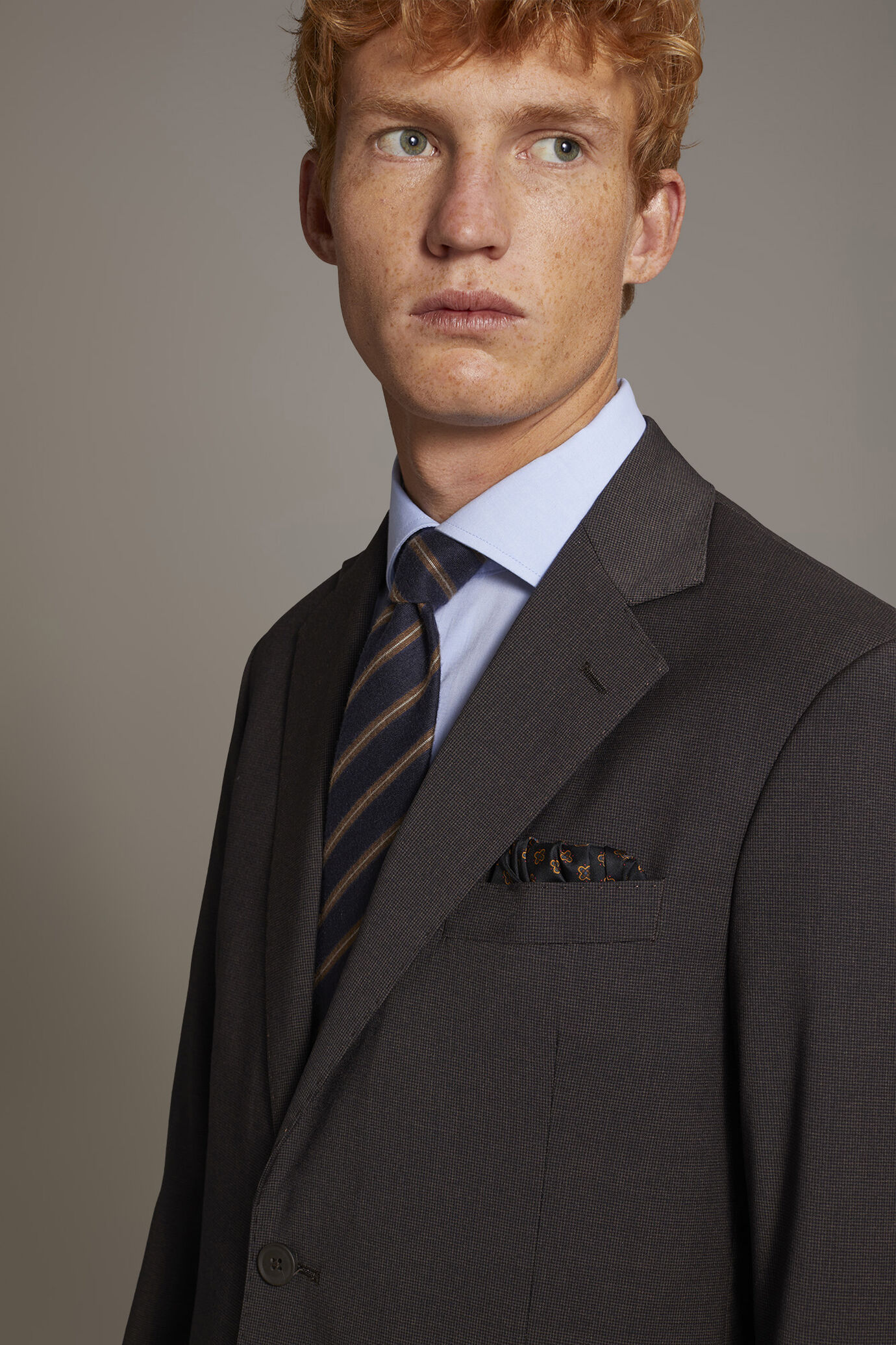 Regular fit single-breasted suit in micro pied de poule fabric image number 3