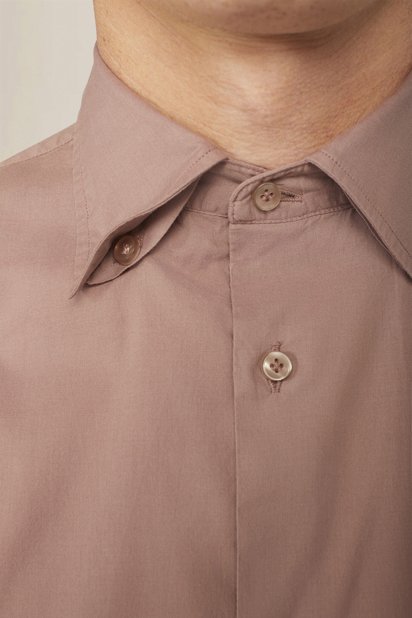 Men's 100% cotton plain shirt with hidden button-down collar image number 3