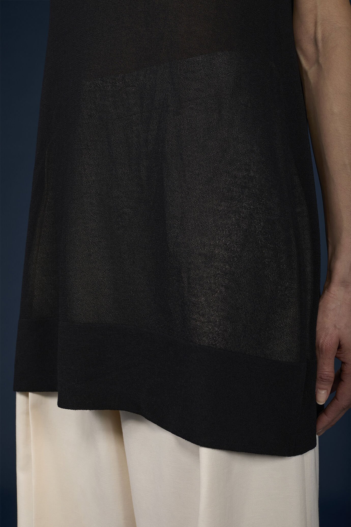 Blusa donna lunga senza maniche leggermente trasparente image number 4