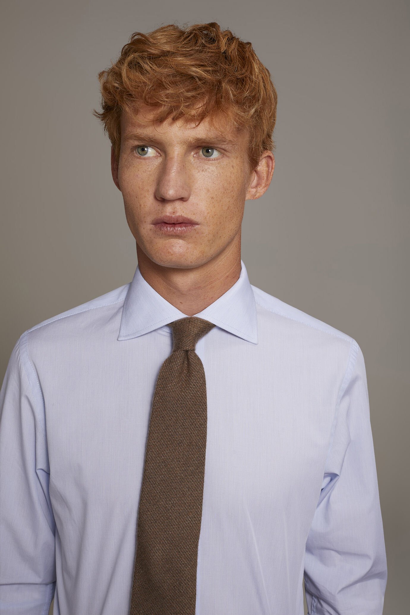 Camicia classica collo francese slim fit tessuto tinto filo rigato image number 1