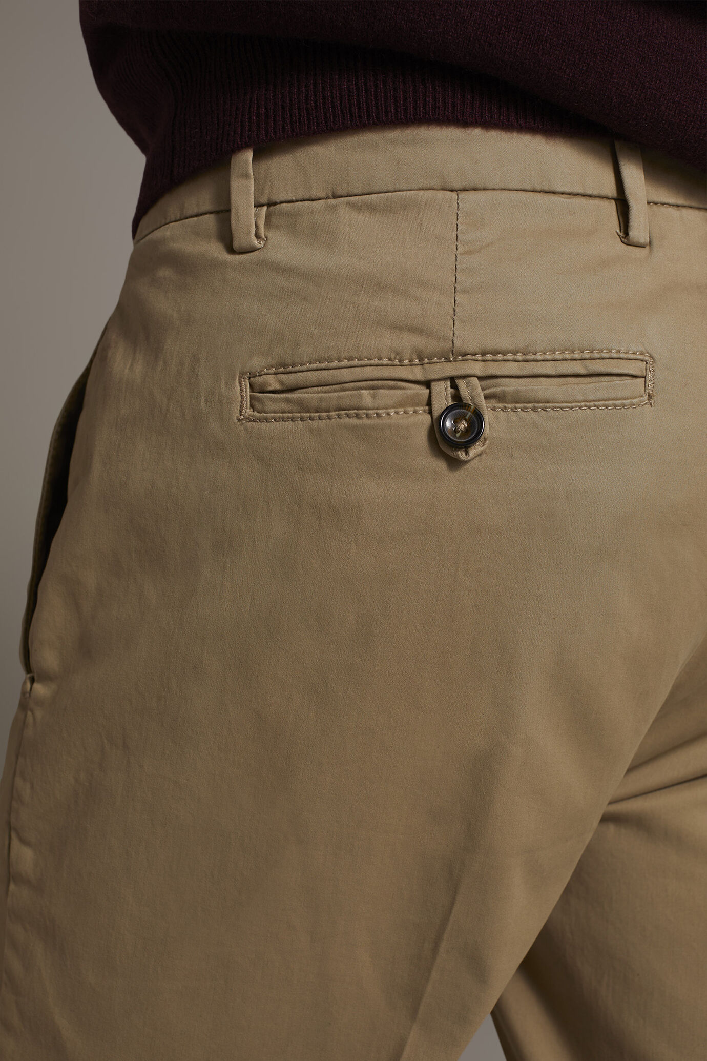 Pantalone chino uomo con pinces singola image number 4