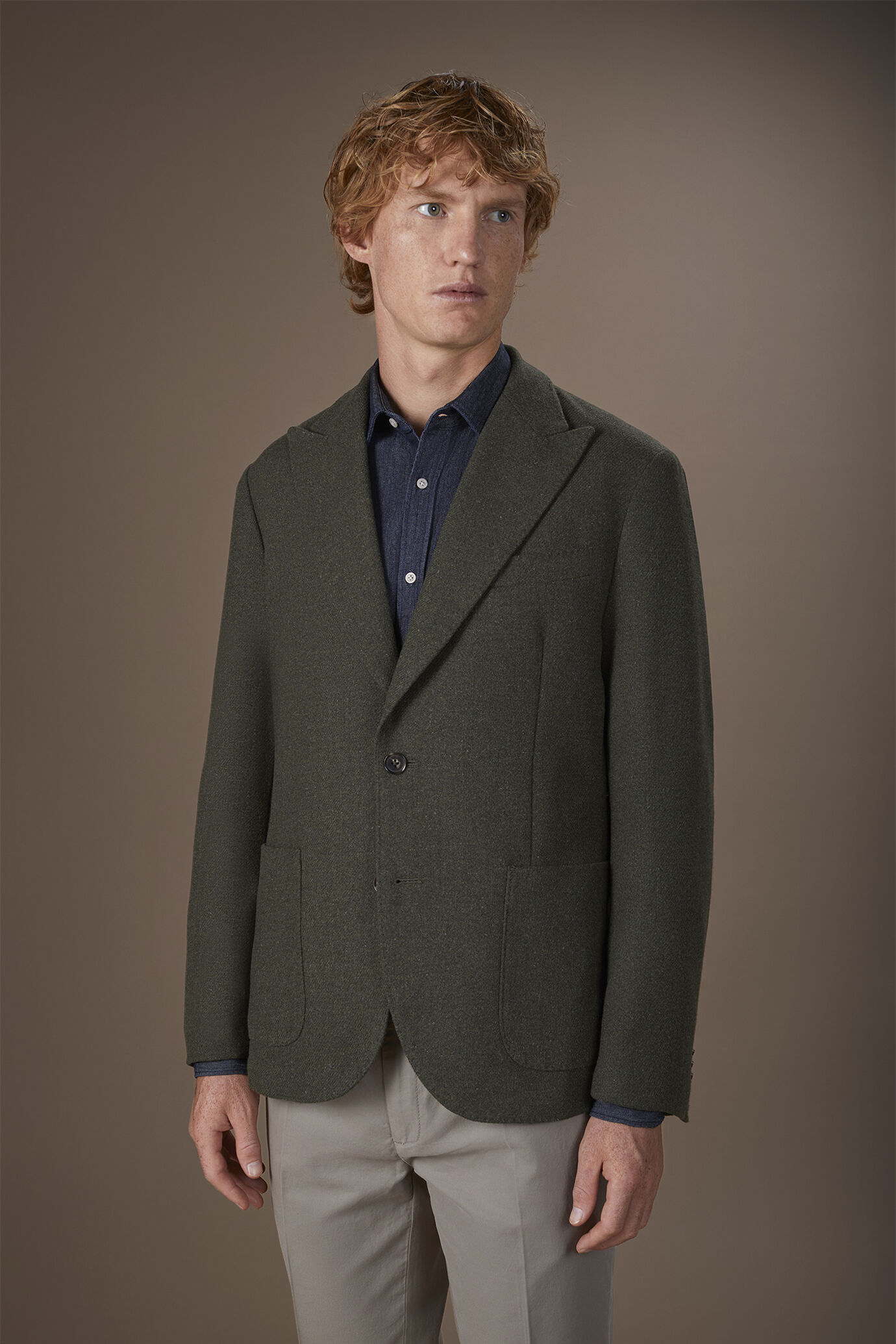 Men's regular fit single-breasted jacket in a wool blend with peak lapels