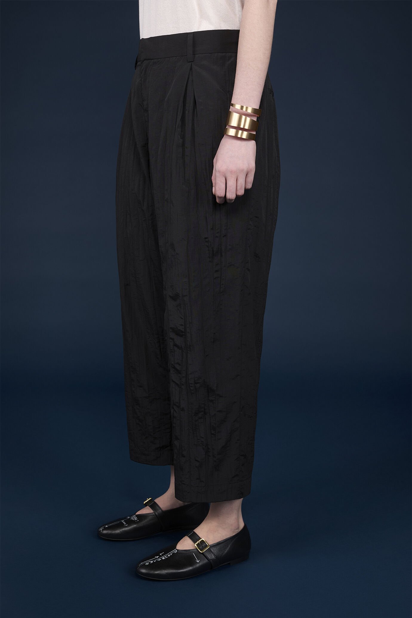 Women's egg-shaped trousers with pleats and creased effect image number 2