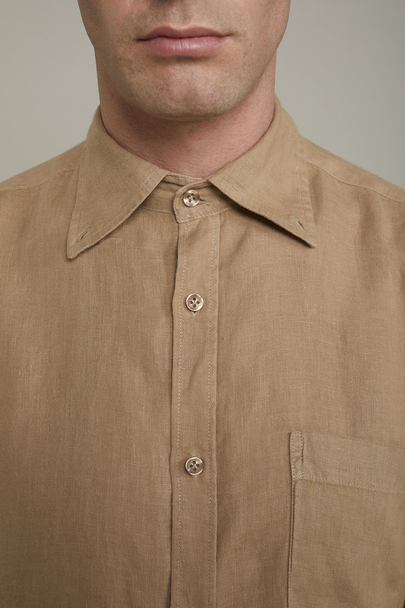 Chemise décontractée pour homme avec col boutonné en 100 % lin coupe confort image number 3