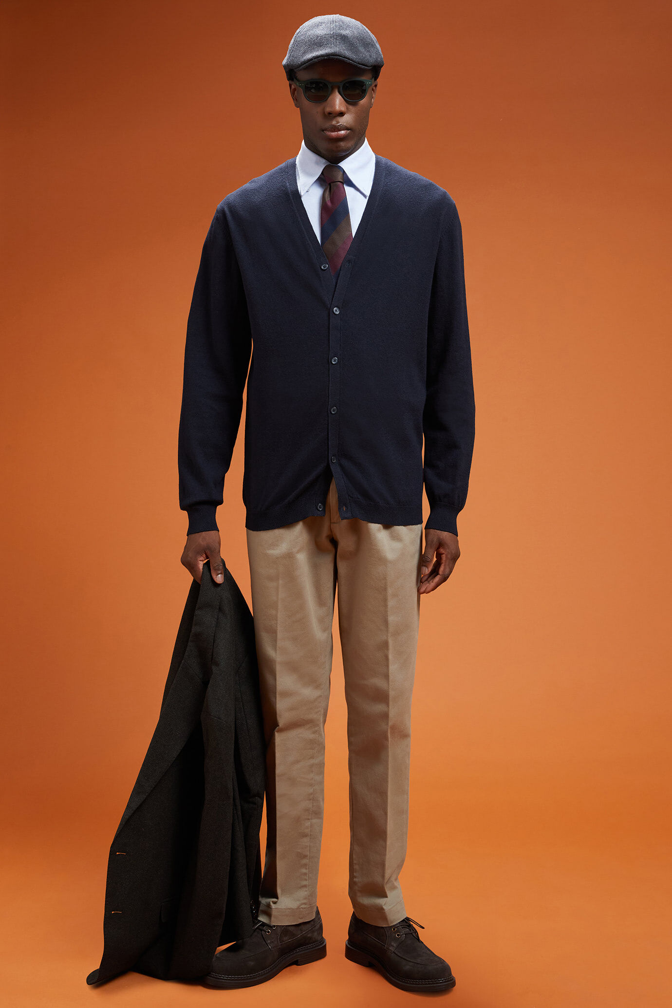 Herren-Strickjacke mit V-Ausschnitt aus Wolle und Baumwolle in normaler Passform image number 1