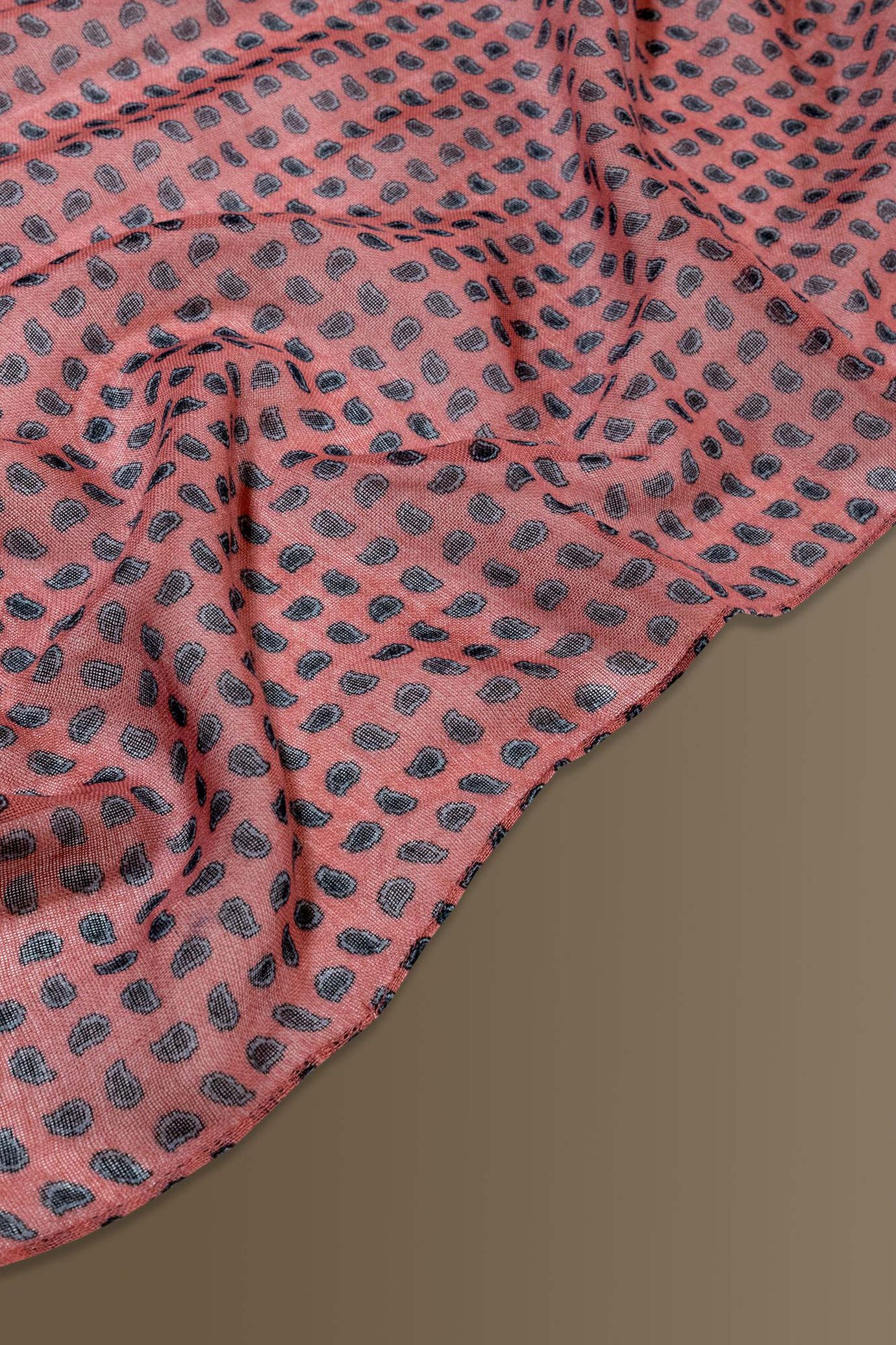 Foulard 70x70 cm disegno fantasia bordeaux tessuto in cotone image number 1