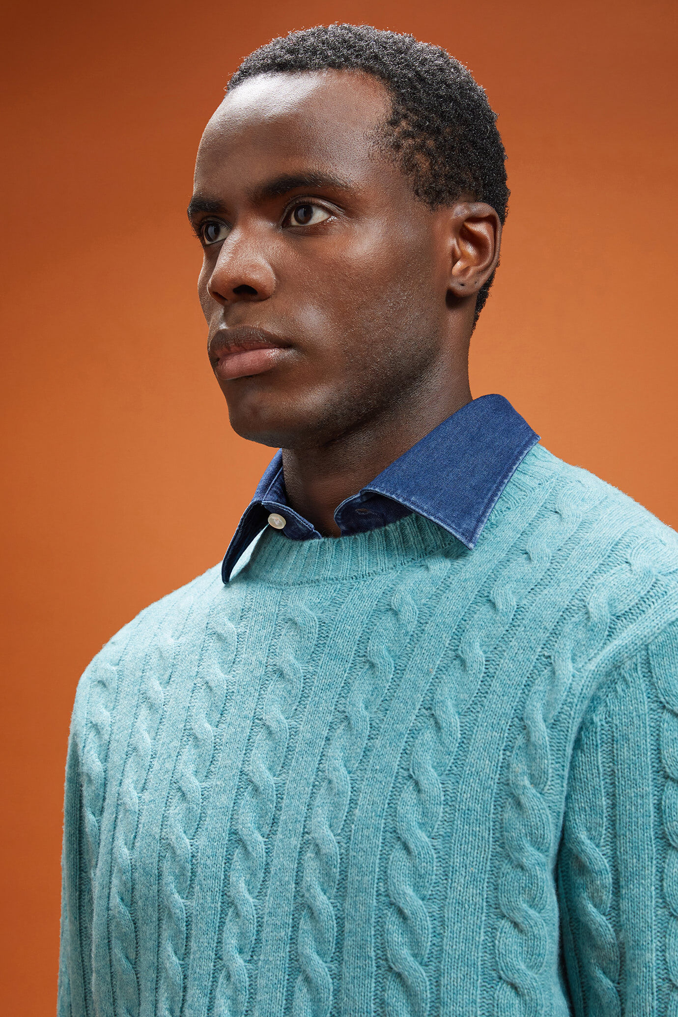 Herren-Rundhalspullover aus Lammwolle in normaler Passform image number 3