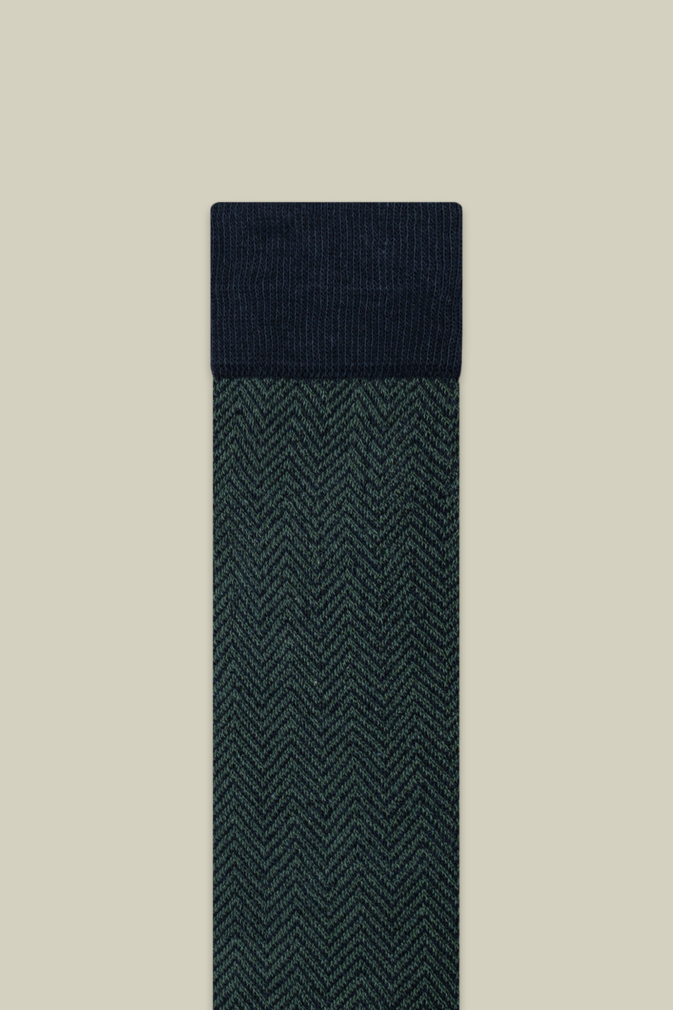 Gestrickte Herrensocken mit Fischgrätenmuster image number 2