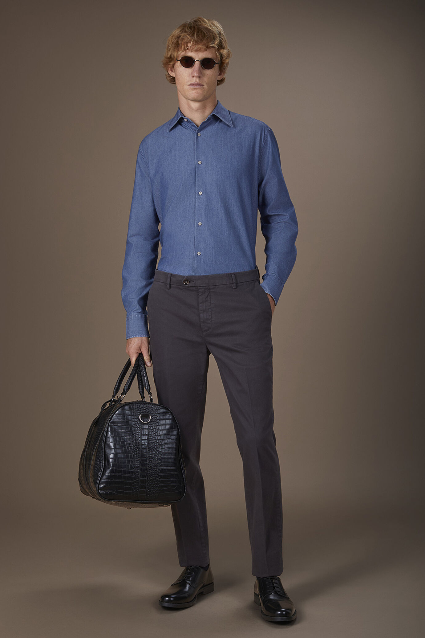 Men's casual shirt with classic collar, chambray fabric image number 1