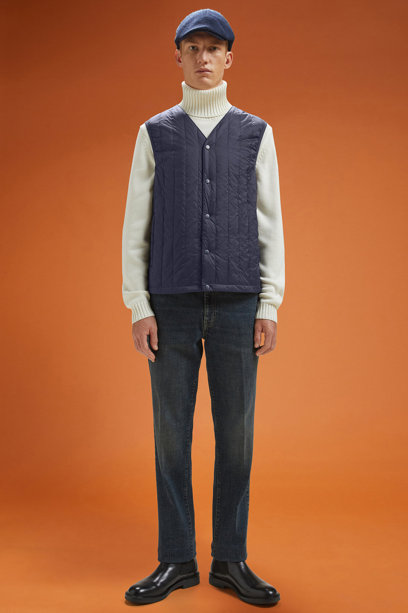 Men's regular fit padded gilet image number 2