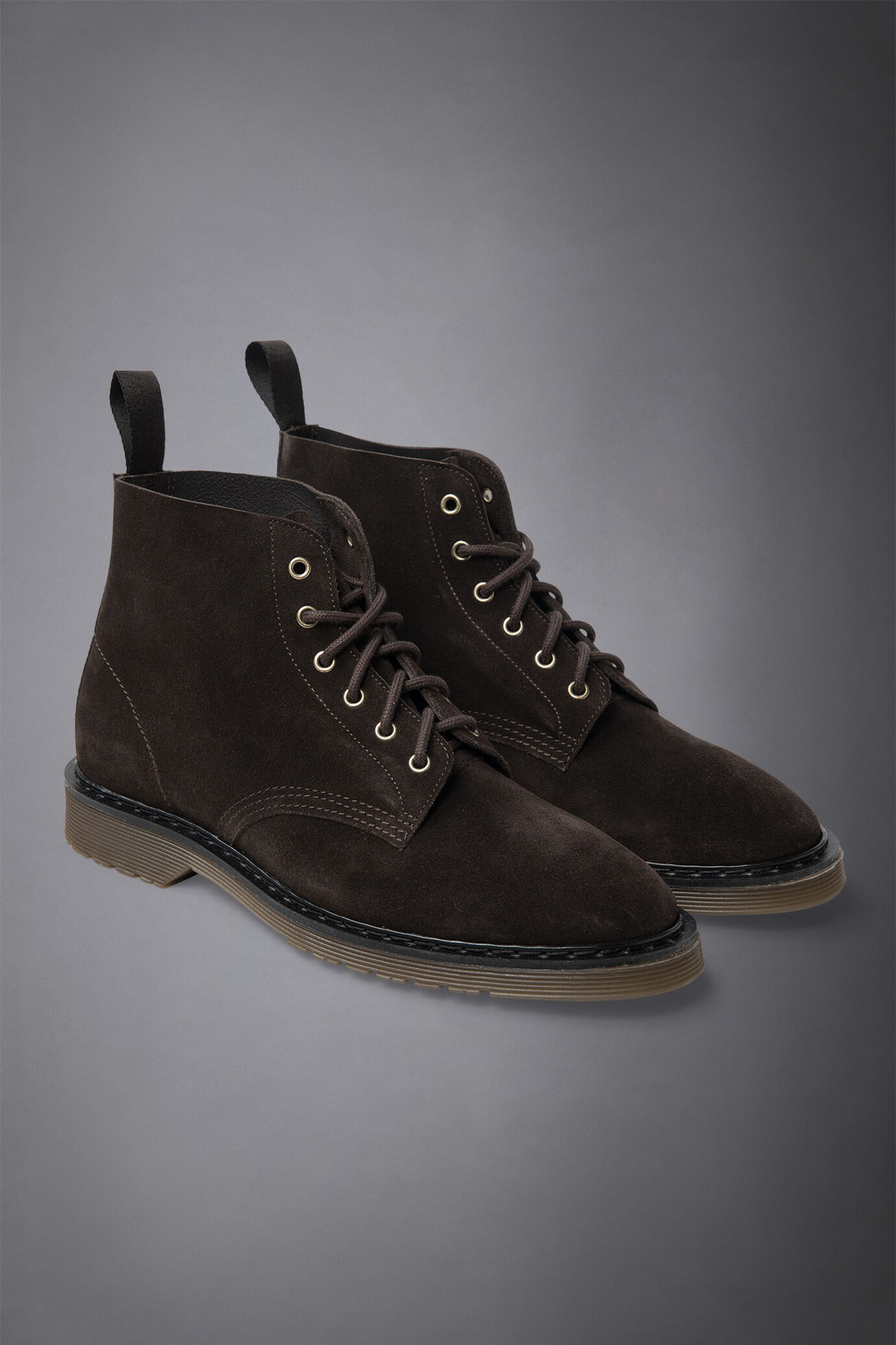 Men's 100% suede boots with rubber lug sole