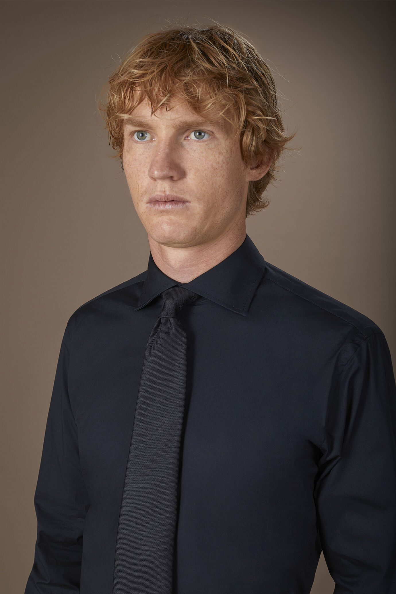 Camicia classica collo francese uomo 100% cotone tinta unita fiammato image number 2