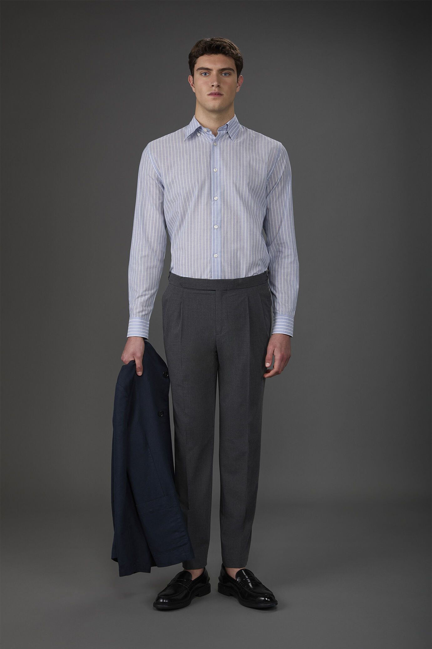 Chemise homme décontractée à boutons cachés, confectionnée dans un tissu en mousseline lavé et rayé, teinté dans la masse image number 2