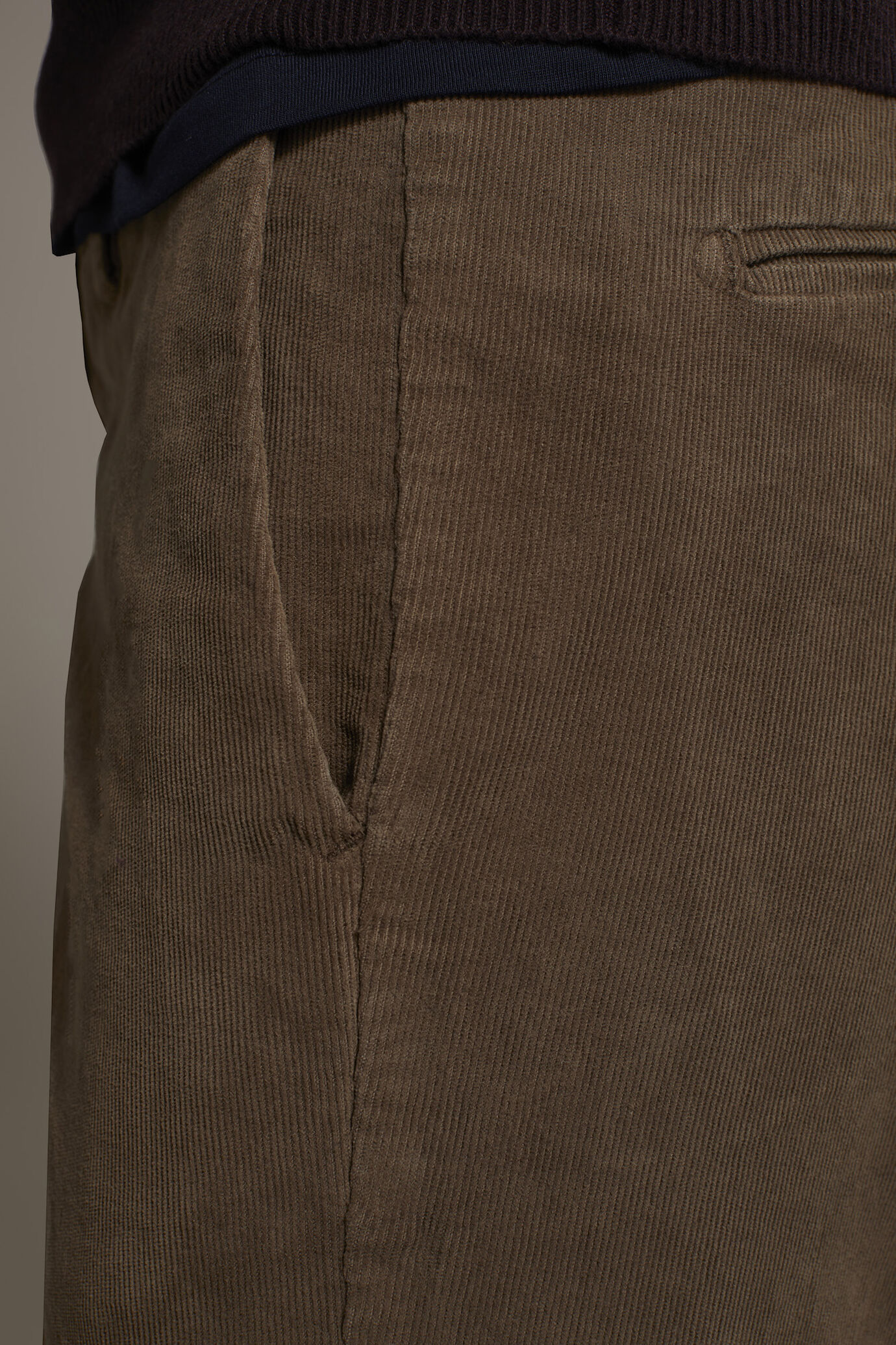 Pantalone chino regular fit tessuto velluto a coste image number 4