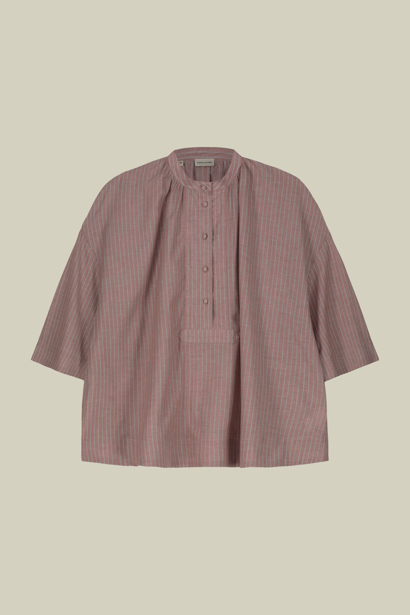 Chemise pour femme à manches courtes avec col mandarin et coupe boxy en tissu rayé teint en fil