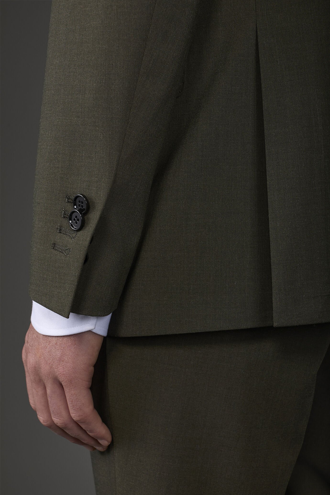 Double-breasted men's suit with single-pleat trousers in two-way stretch fabric image number 3