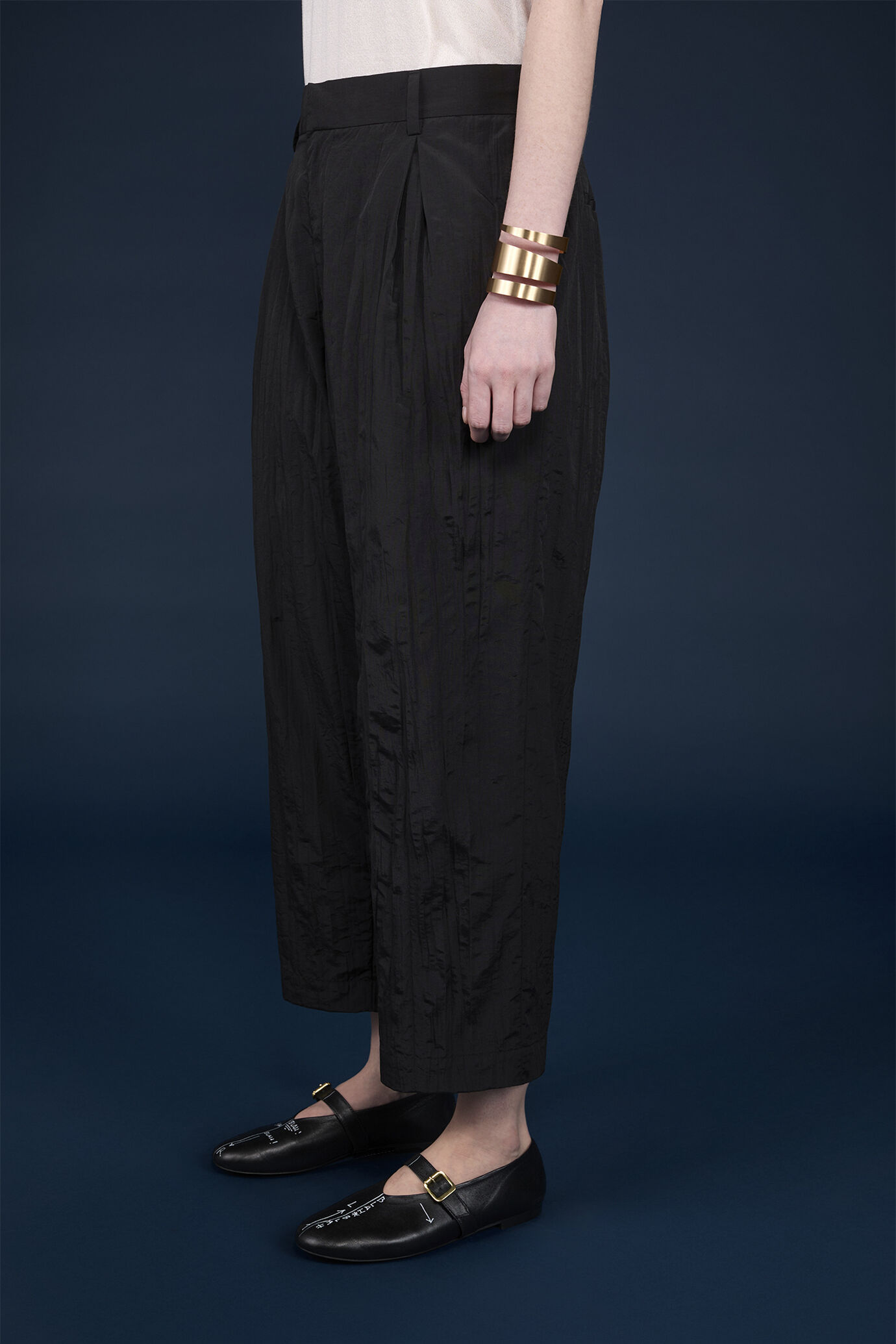 Pantalone donna linea a uovo con pinces ed effetto stropicciato image number 2