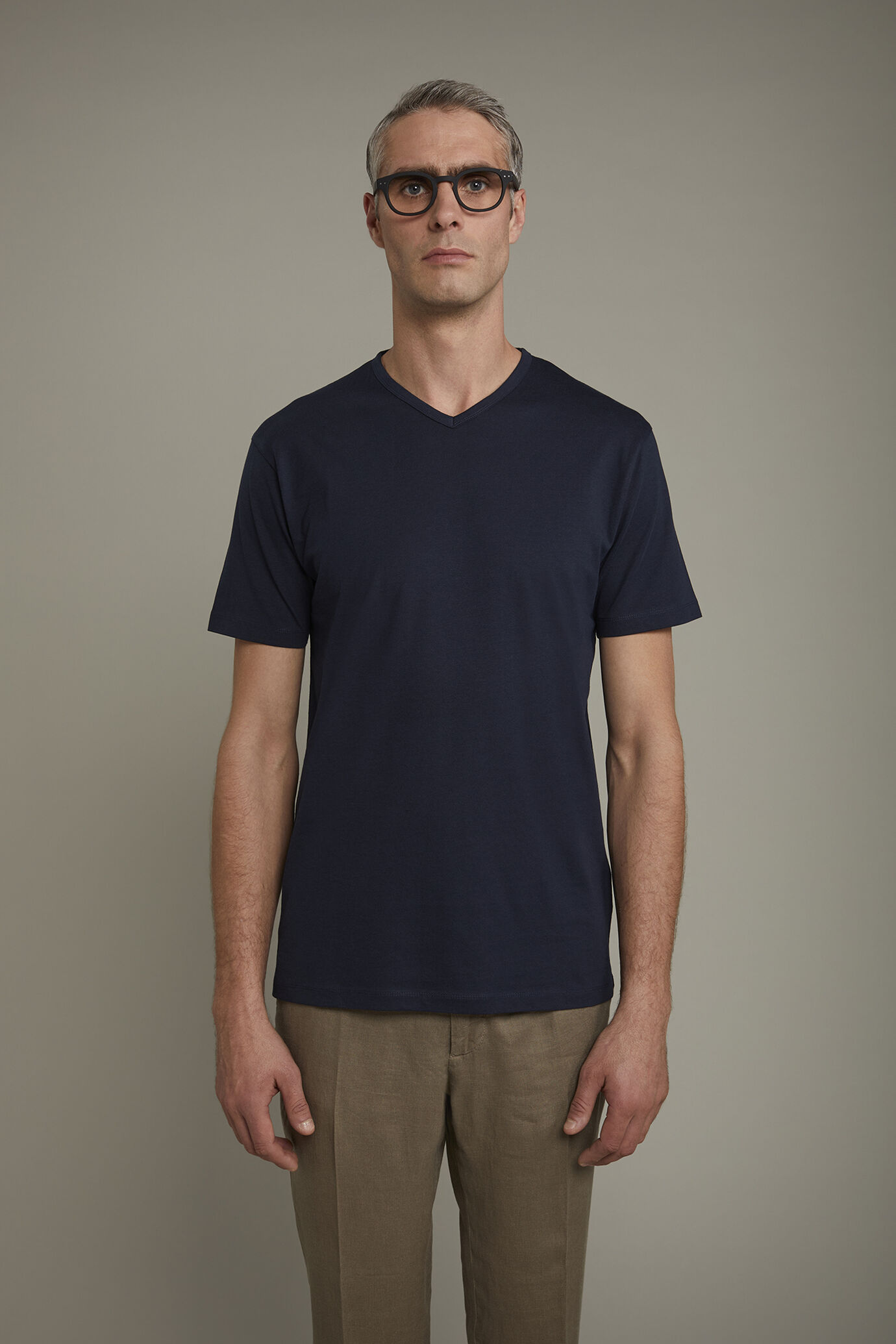Men’s 100% cotton v neck t-shirt in jersey regular fit image number 2