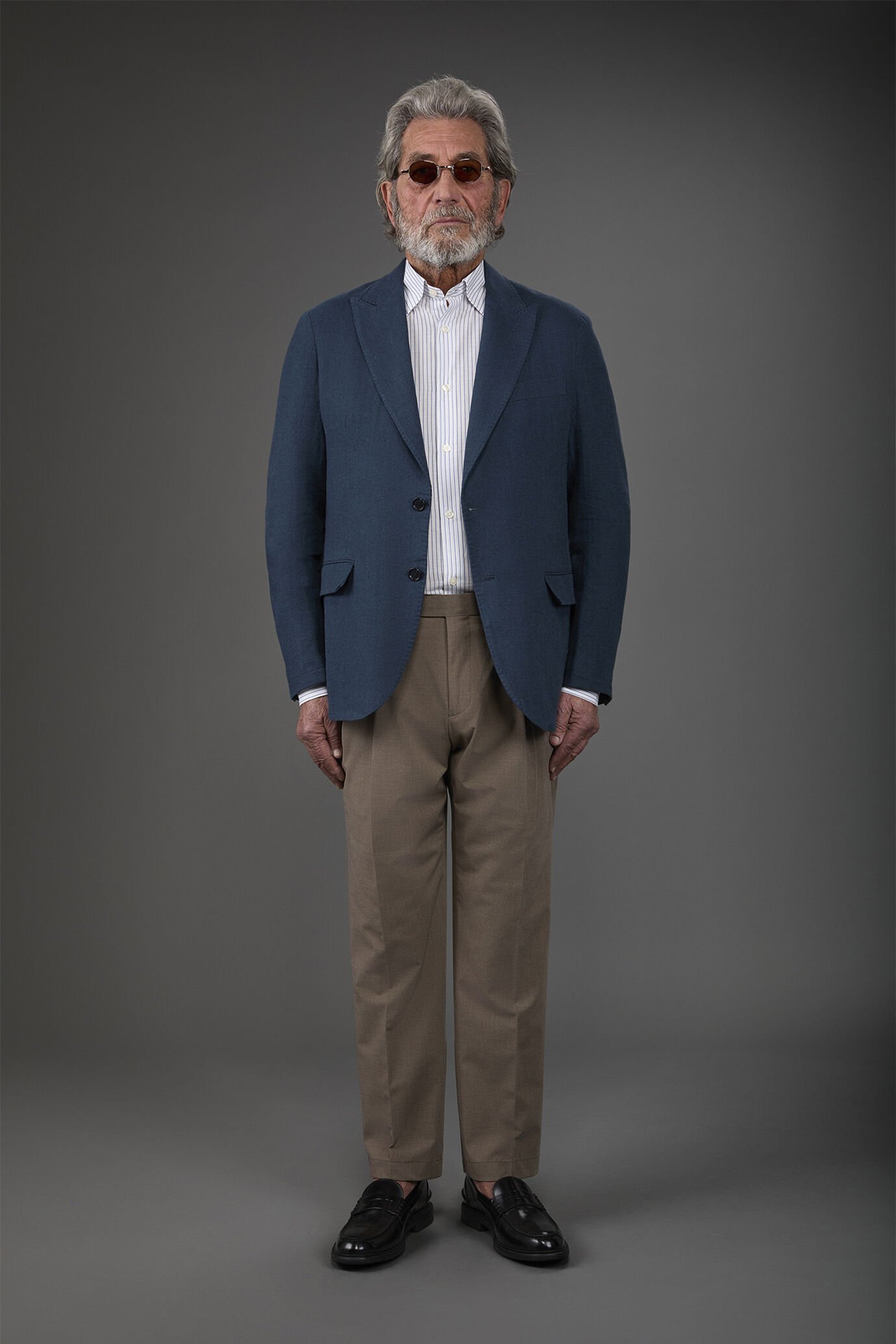 Veste homme à simple boutonnage, non doublée, avec revers en pointe et poches à rabat.