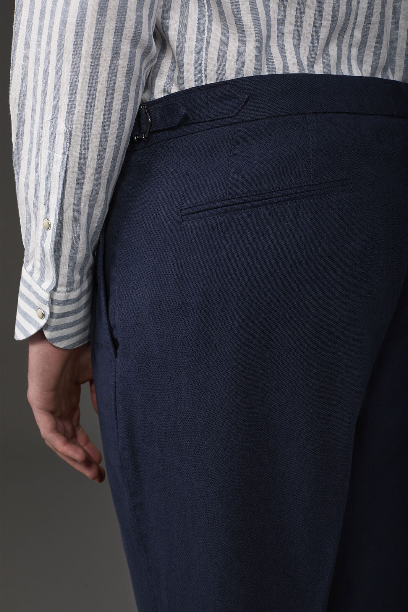 Pantalon homme à double plis et boucles latérales en mélange coton/lin image number 3