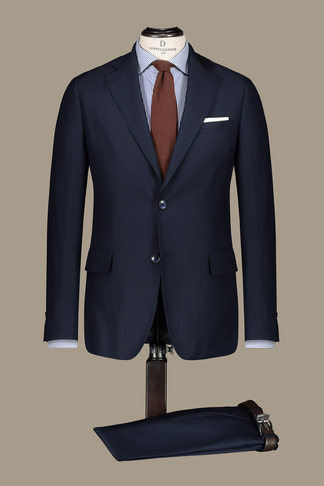 Single breasted suit with classic lapel image number 5