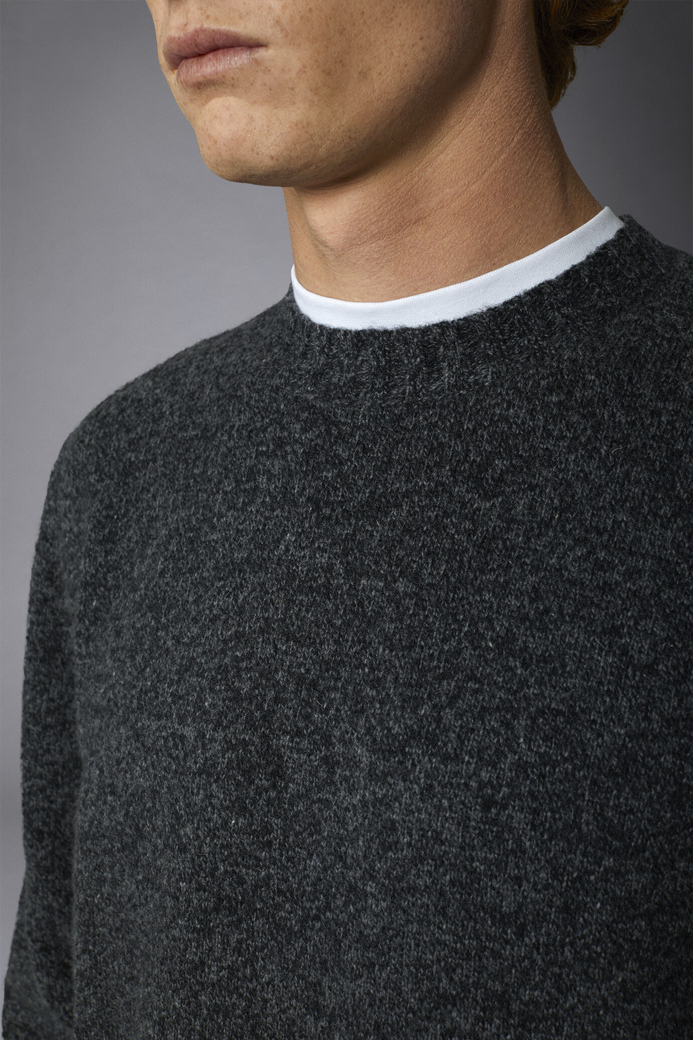 Men's roundneck sweater in lambswool blend regular fit image number 2