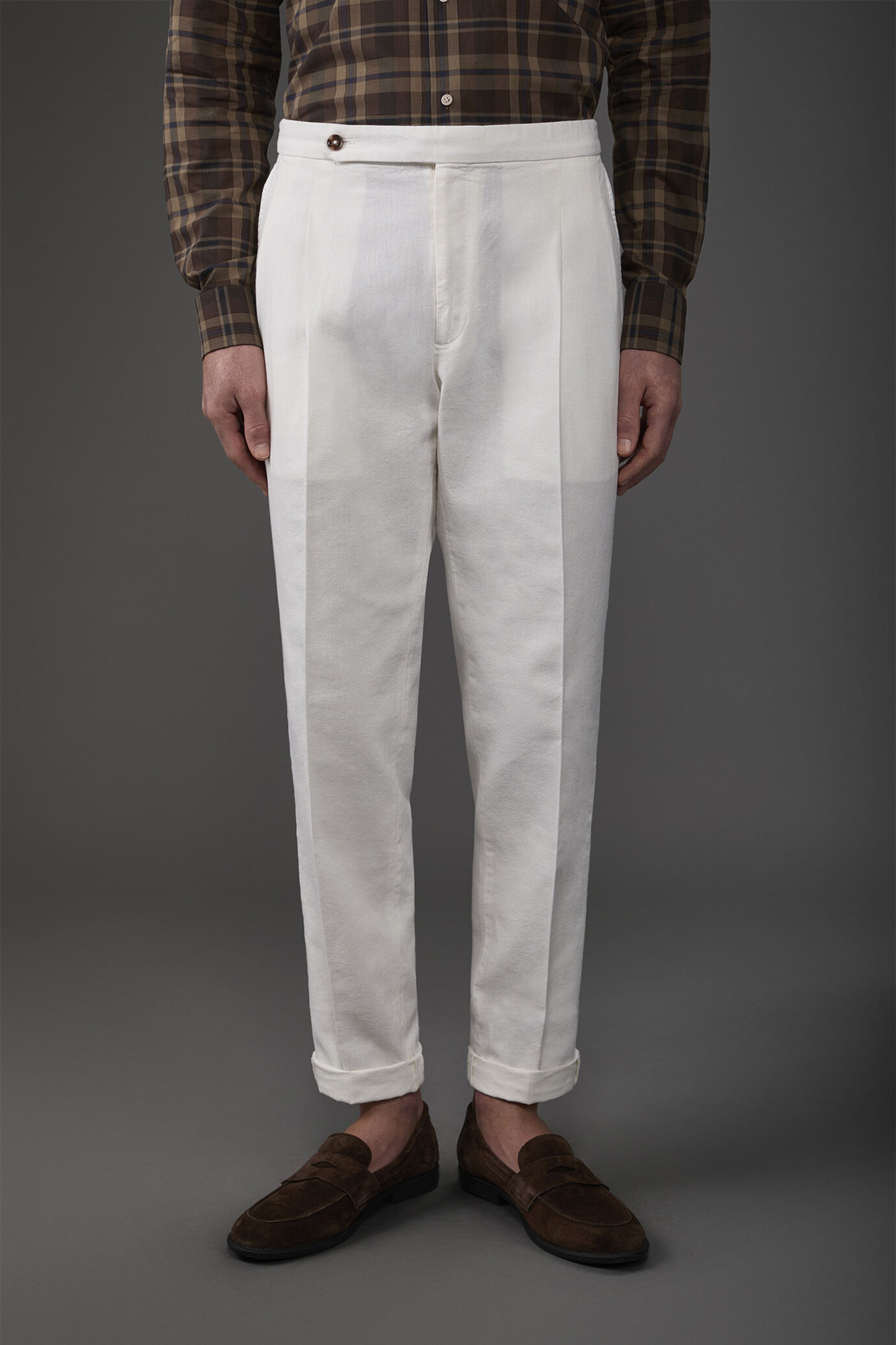 Pantalone uomo con doppia pinces e fibbie laterali misto cotone e lino image number 1