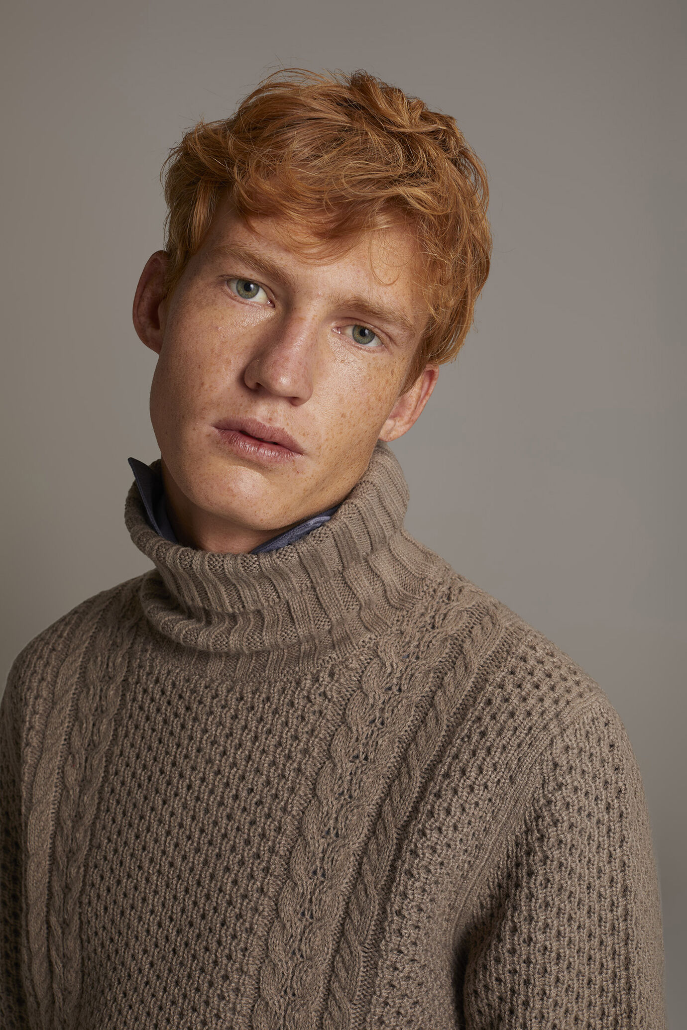 Wool blend turtleneck sweater with honeycomb heavy knitting image number 2