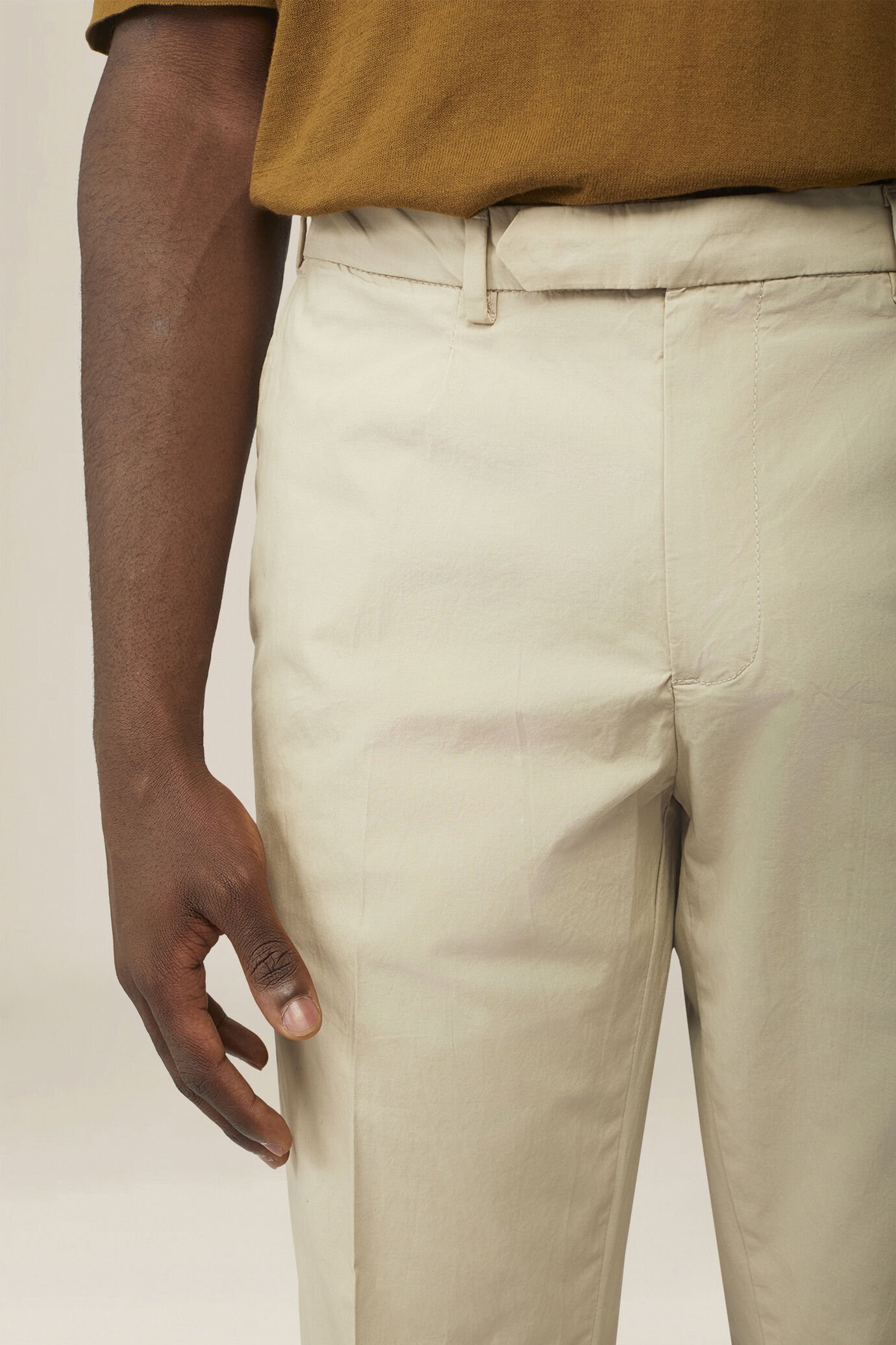 Pantalone uomo in cotone leggero con due piccole pinces e bottone nascosto image number 2