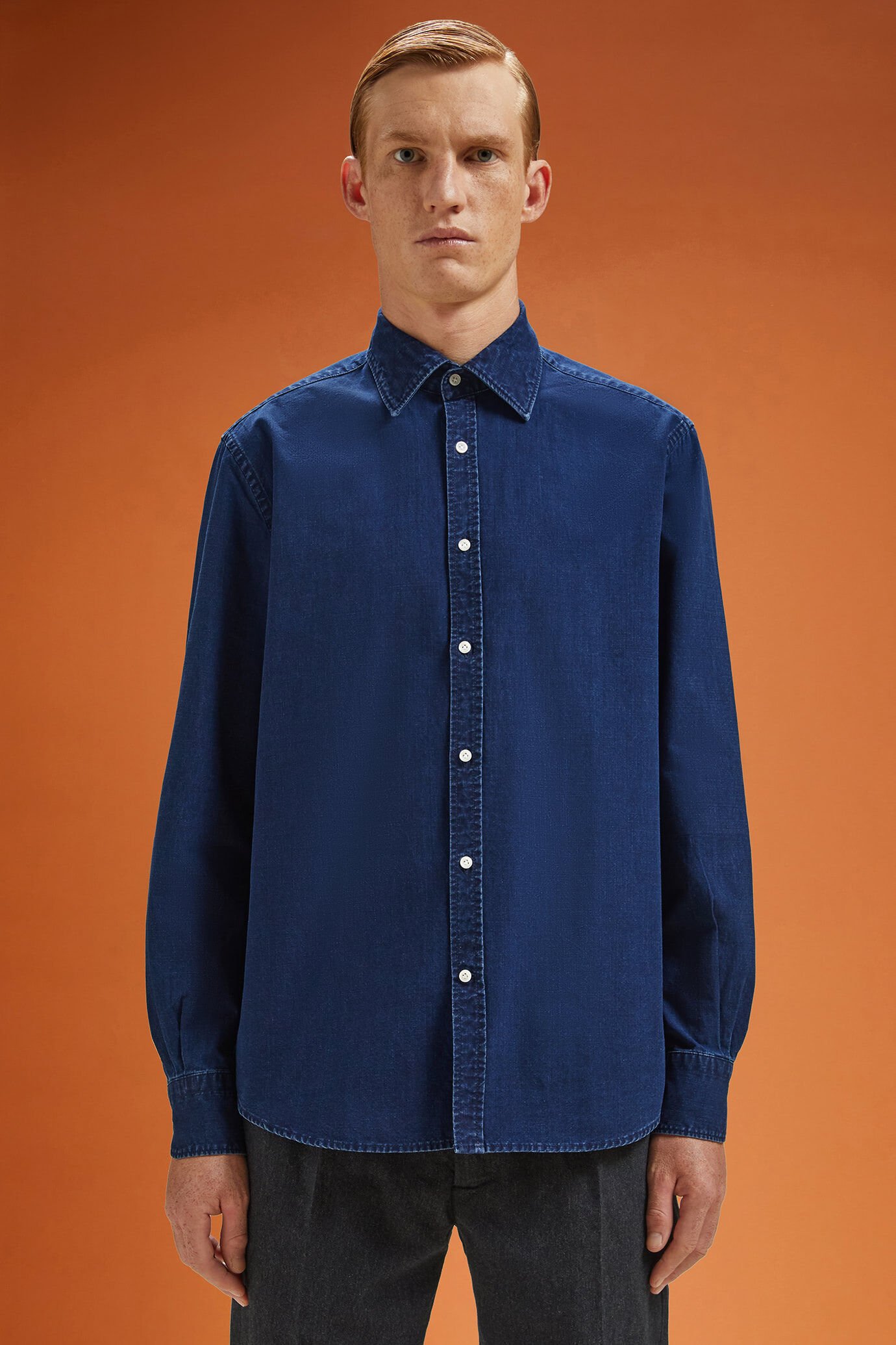 Herren-Freizeithemd mit klassischem Kragen aus 100 % Baumwolle in gewaschenem Chambray-Stoff in bequemer Passform