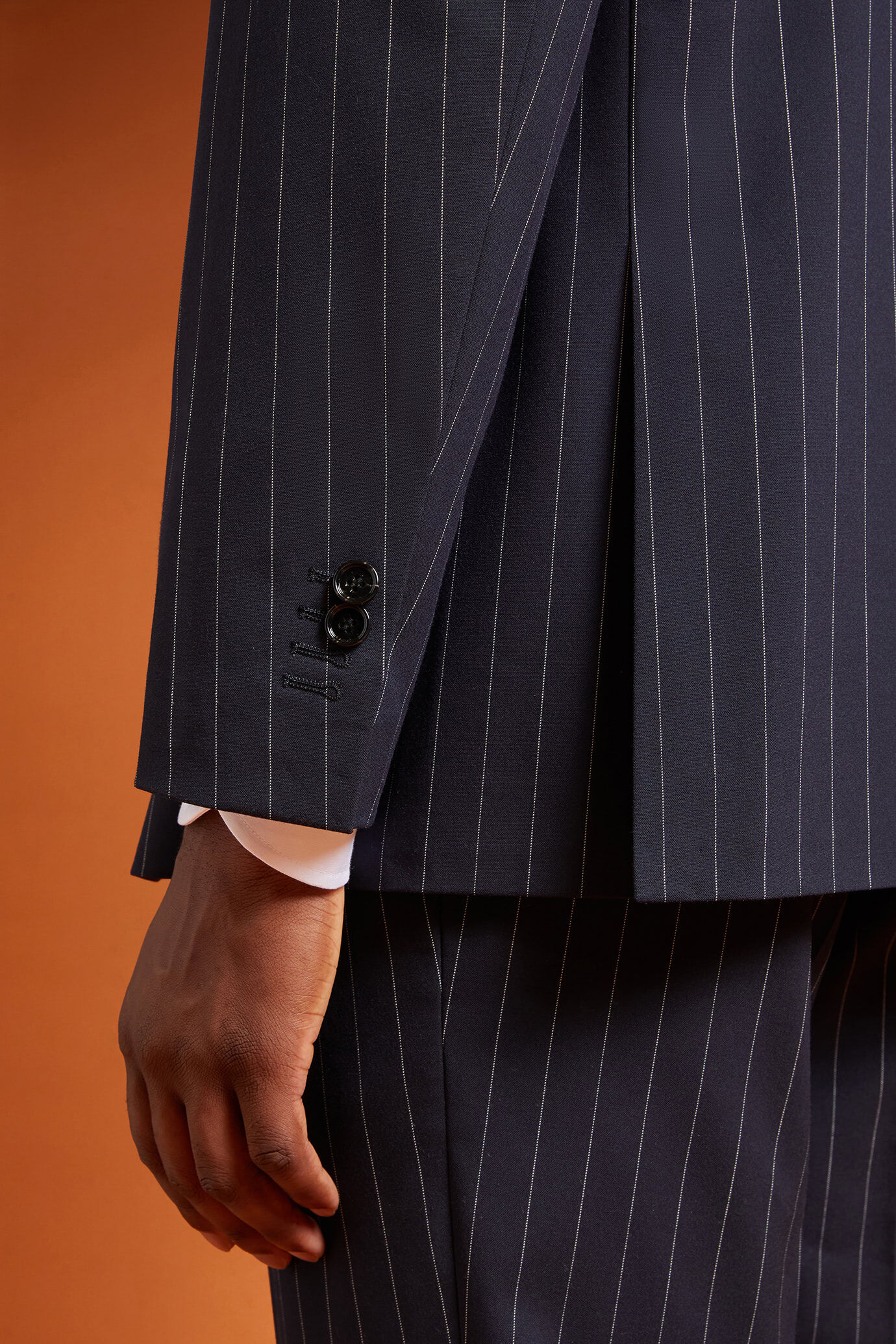 Abito uomo monopetto con giacca classica con rever a lancia in tessuto gessato regular fit image number 2