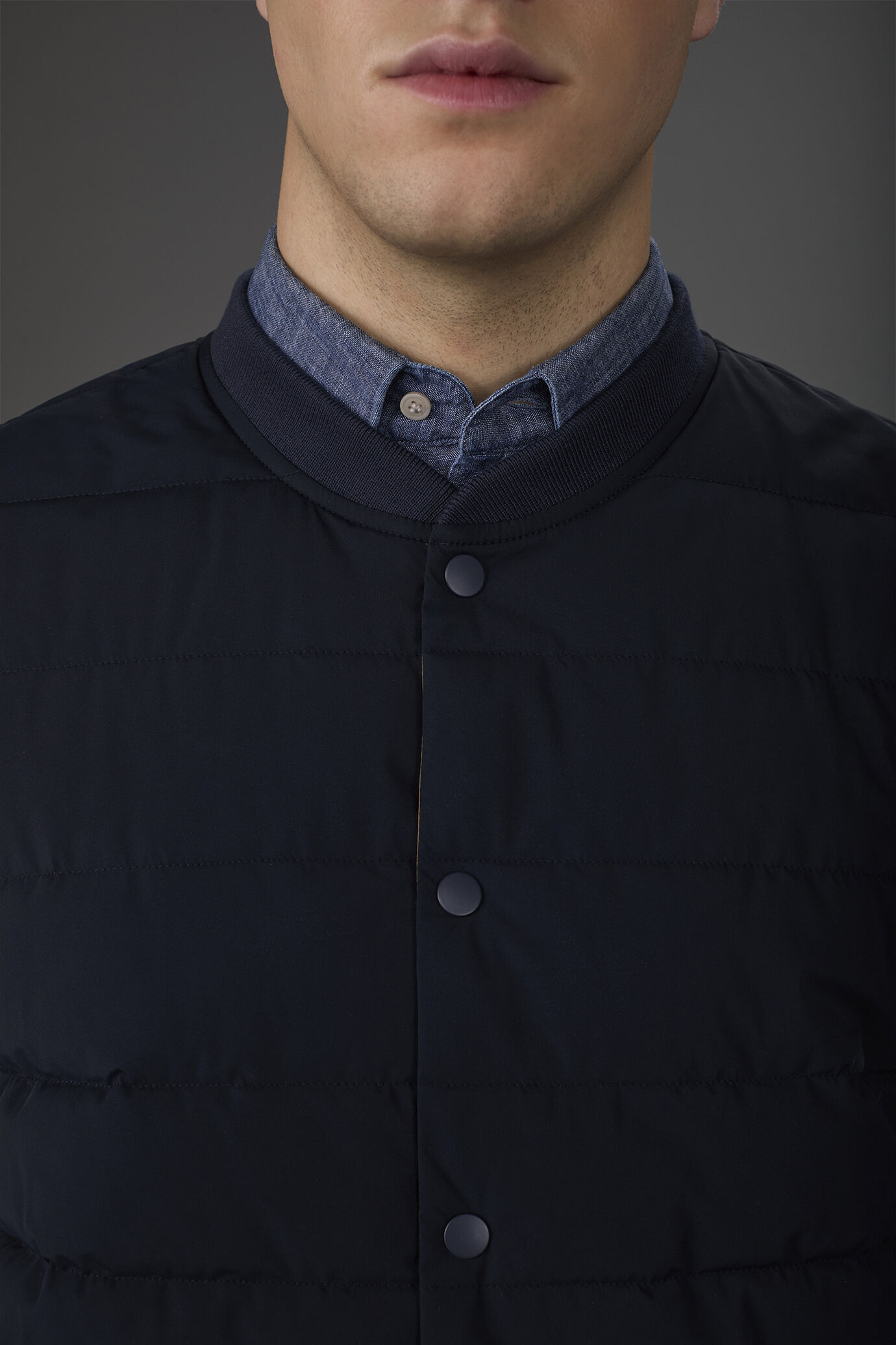 Gilet uomo reversibile bi-colore con imbottitura leggera image number 2