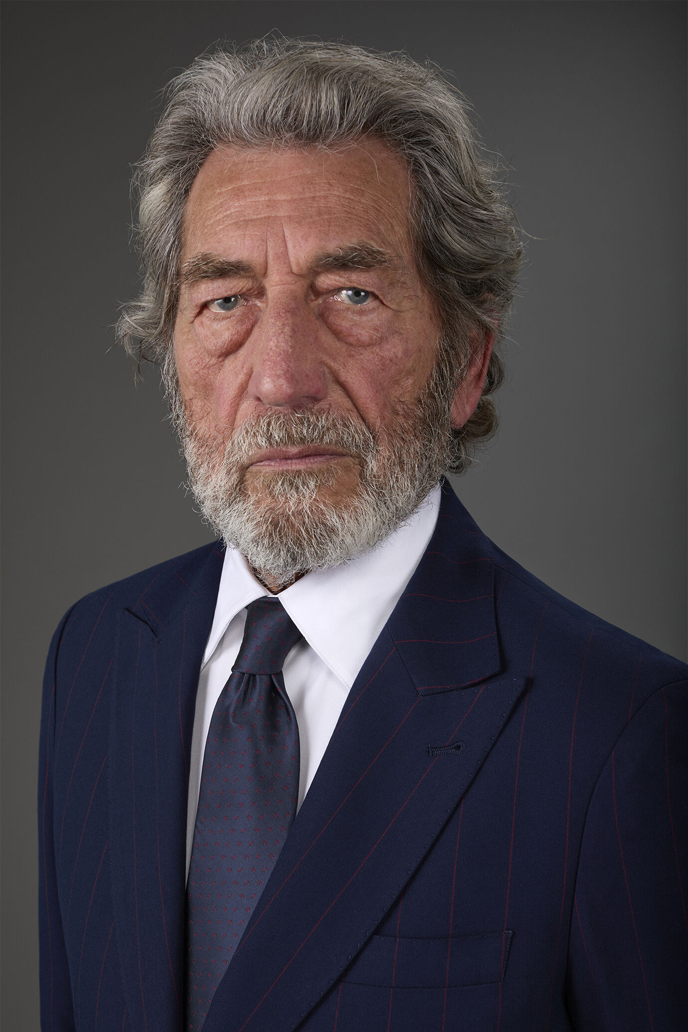 Single-breasted men's suit with single-pleat trousers and side buckles, in a pinstripe fabric image number 2